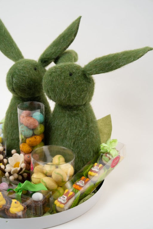 Détail des décorations lapins et de l'anémone accompagnant les chocolats fins.