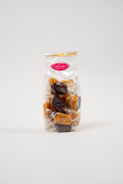 sachet transparent de caramels fondants assortis crème chocolat amande