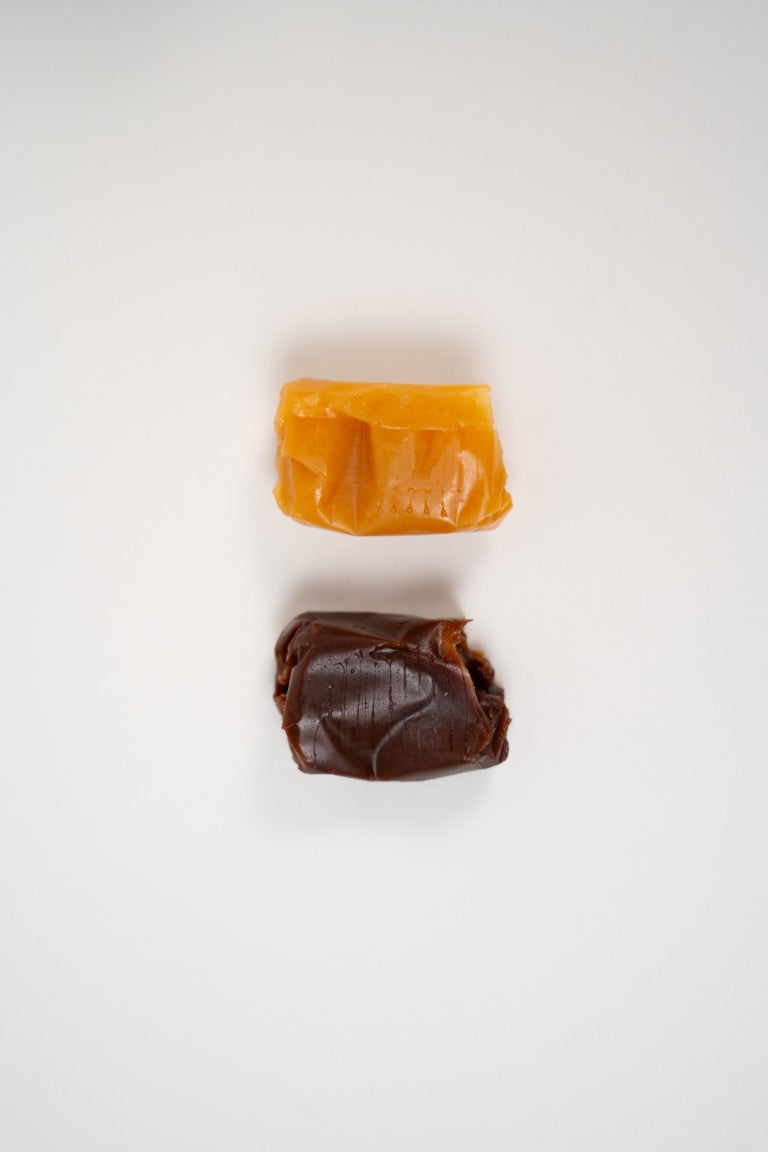 Assortiment de caramels fondants crème, chocolat et amande sur fond clair