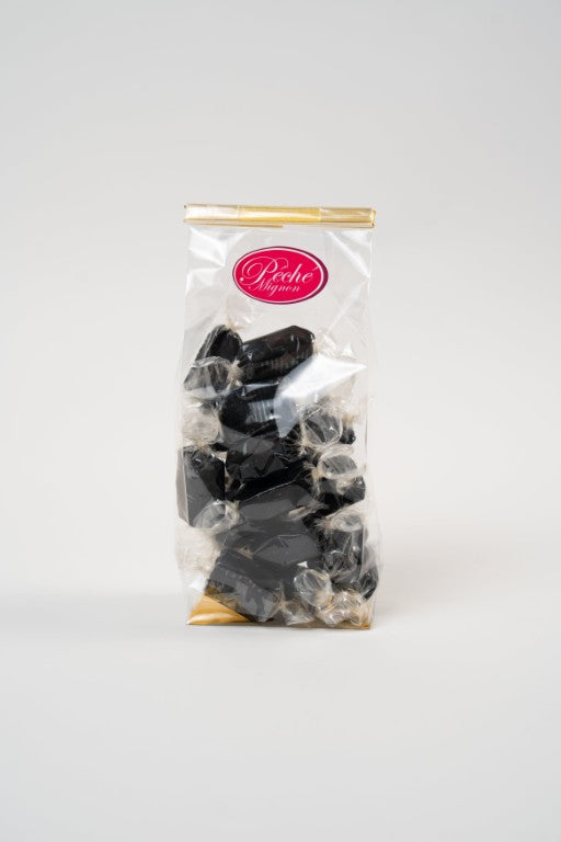 sachet de caramels à la réglisse noirs emballés individuellement