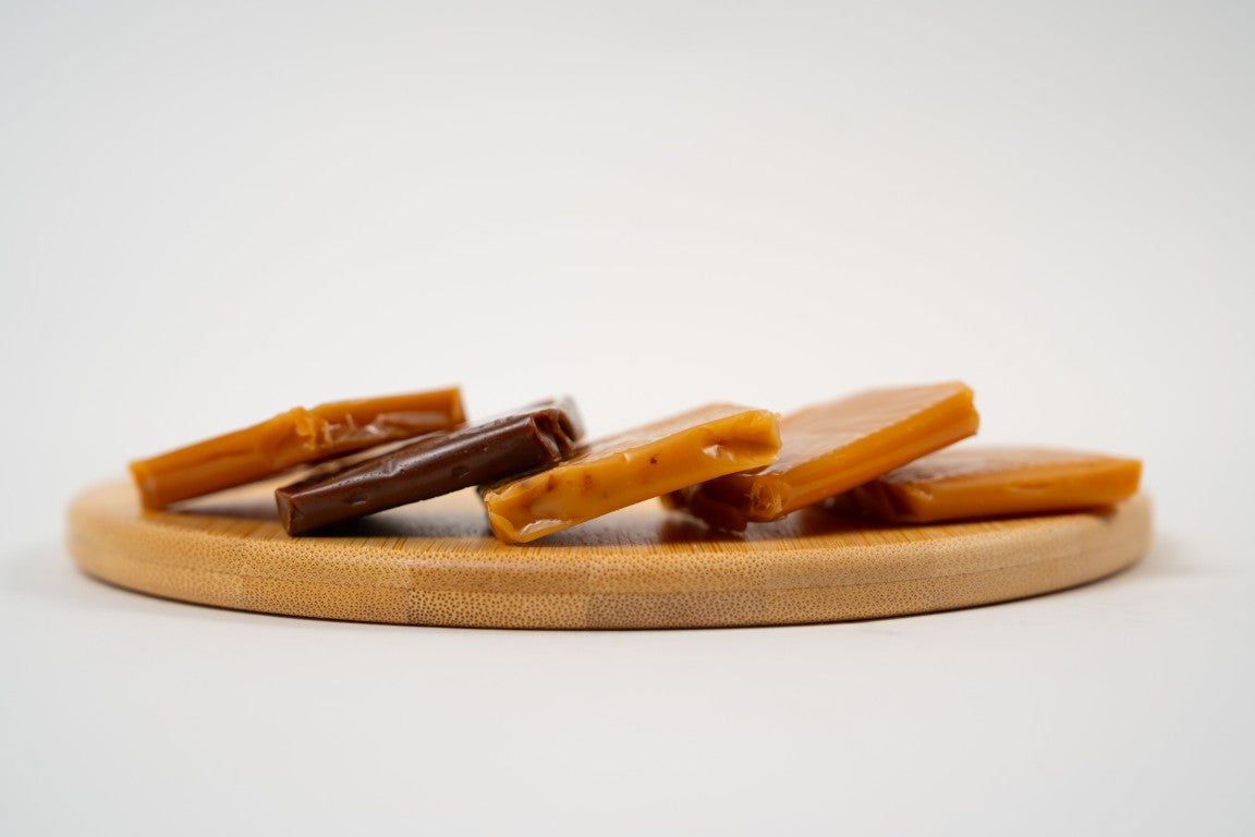caramels tendres alignes montrant les differentes saveurs sur un plateau