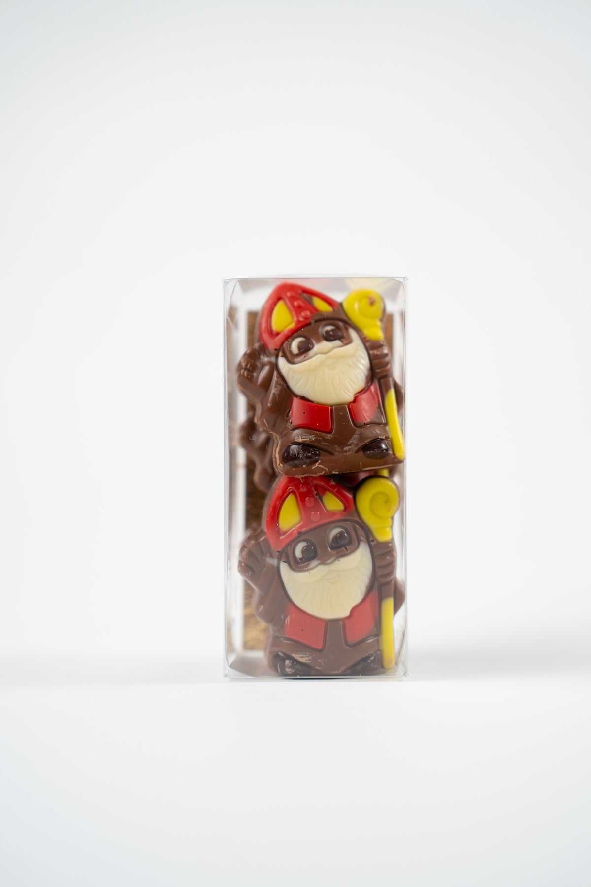 Caraques Saint-Nicolas en chocolat visibles dans leur étui transparent, sur fond blanc.