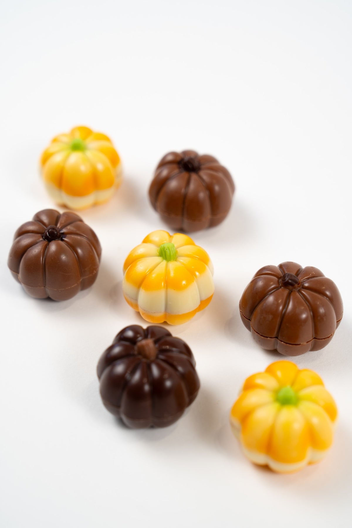 Sept citrouilles en chocolat belge Péché Mignon : chocolat noir fourré à la framboise, chocolat blanc au praliné noisettes et chocolat au lait au caramel au beurre.