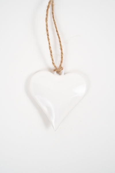 Cœur décoratif blanc suspendu avec corde naturelle dans un style minimaliste et élégant.
