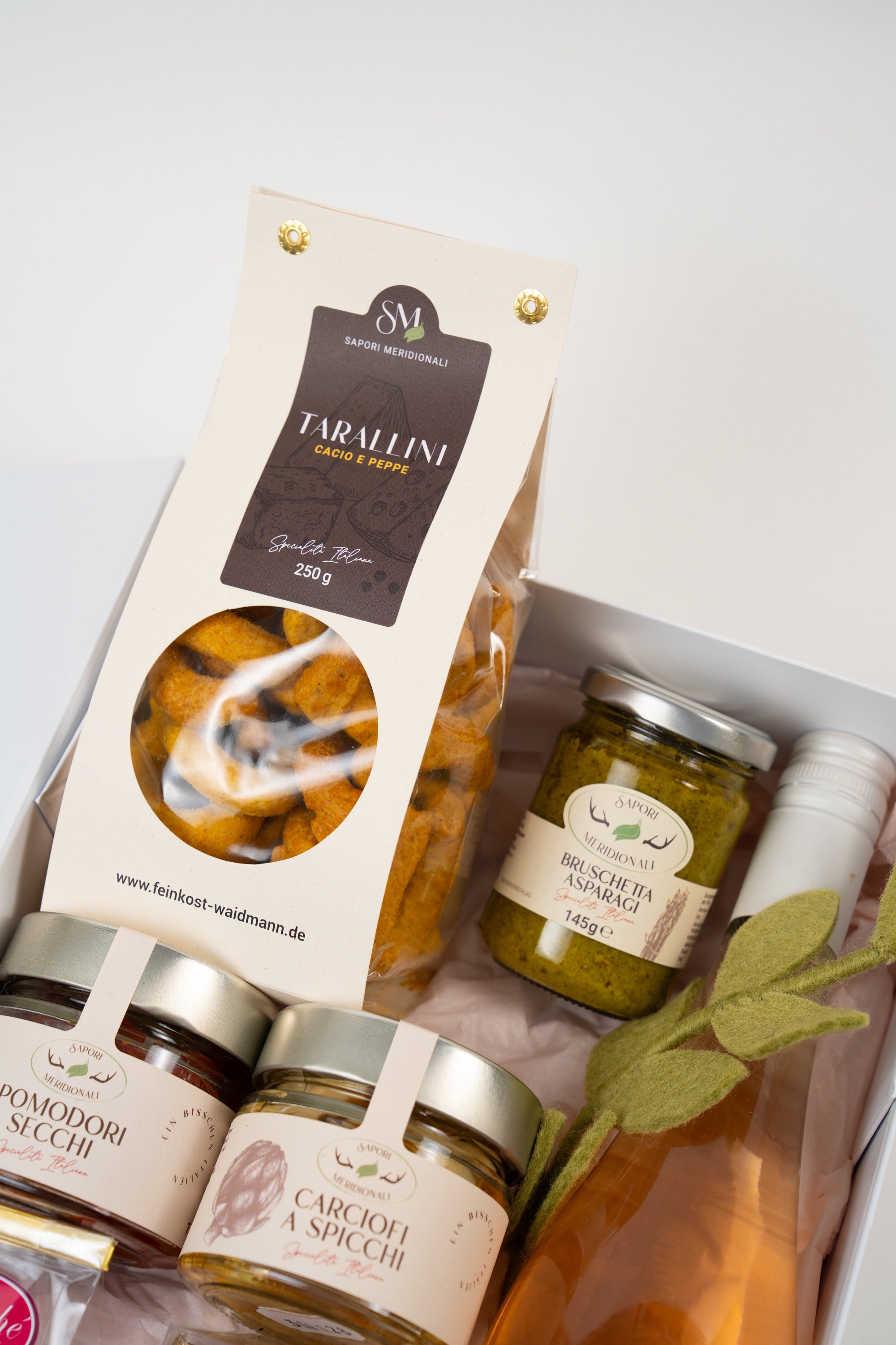 Coffret apéro gourmand Péché Mignon avec tarallini artisanaux, antipasti italiens et douceurs salées raffinées.