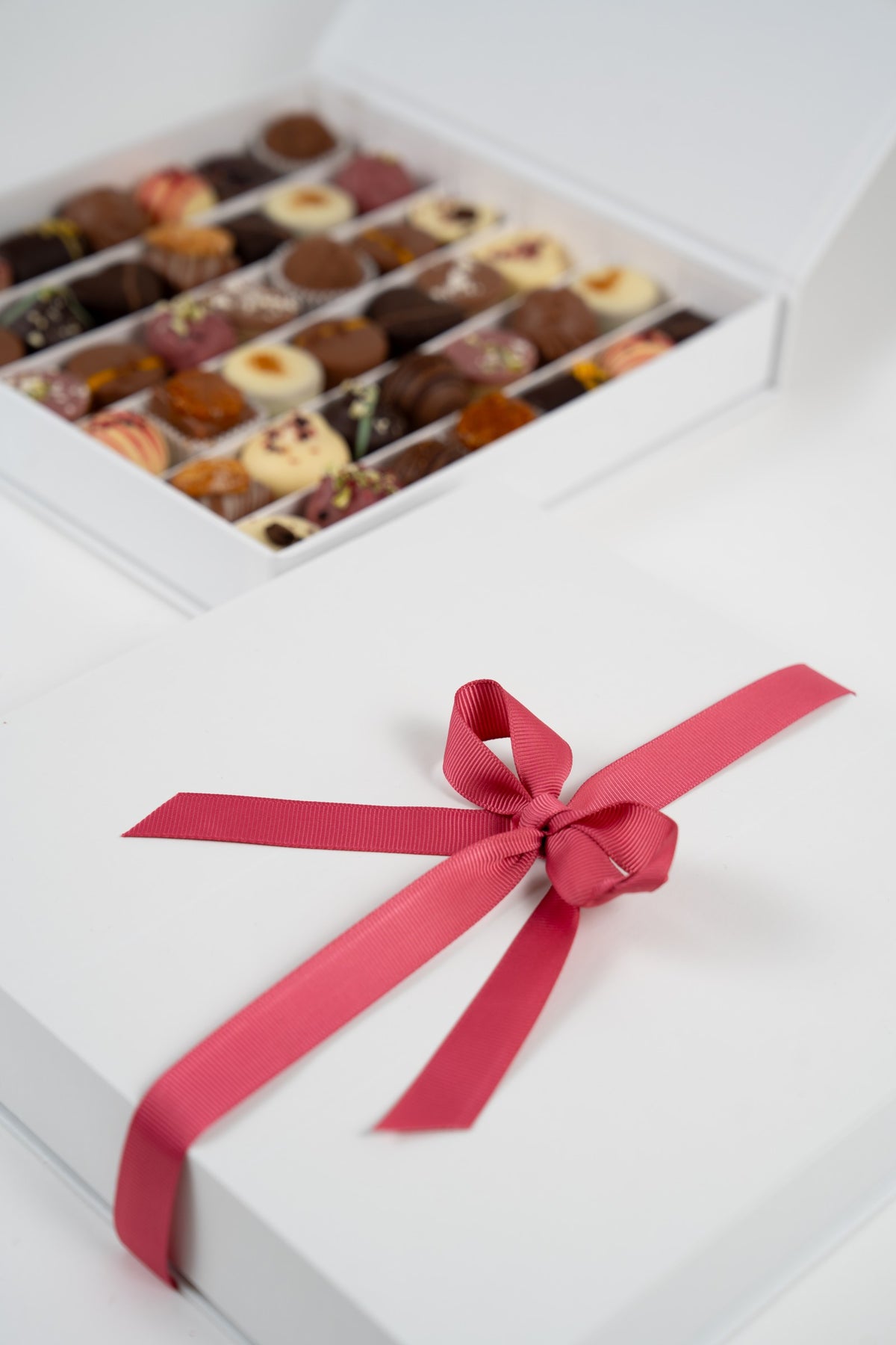 Coffret cadeau Nessi 525 g avec ruban et assortiment de pralines artisanales