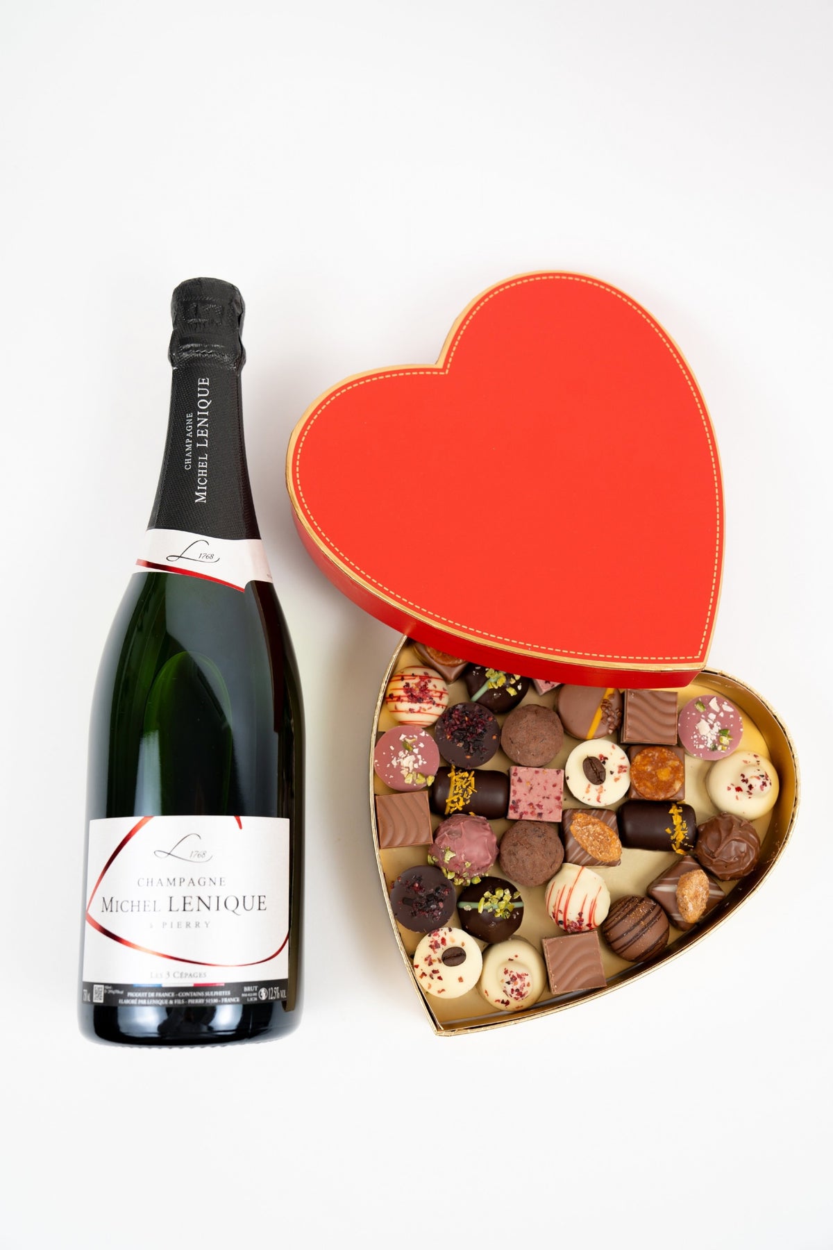 Bouteille de Champagne Michel Lenique avec coffret cœur rouge entrouvert et pralines assorties