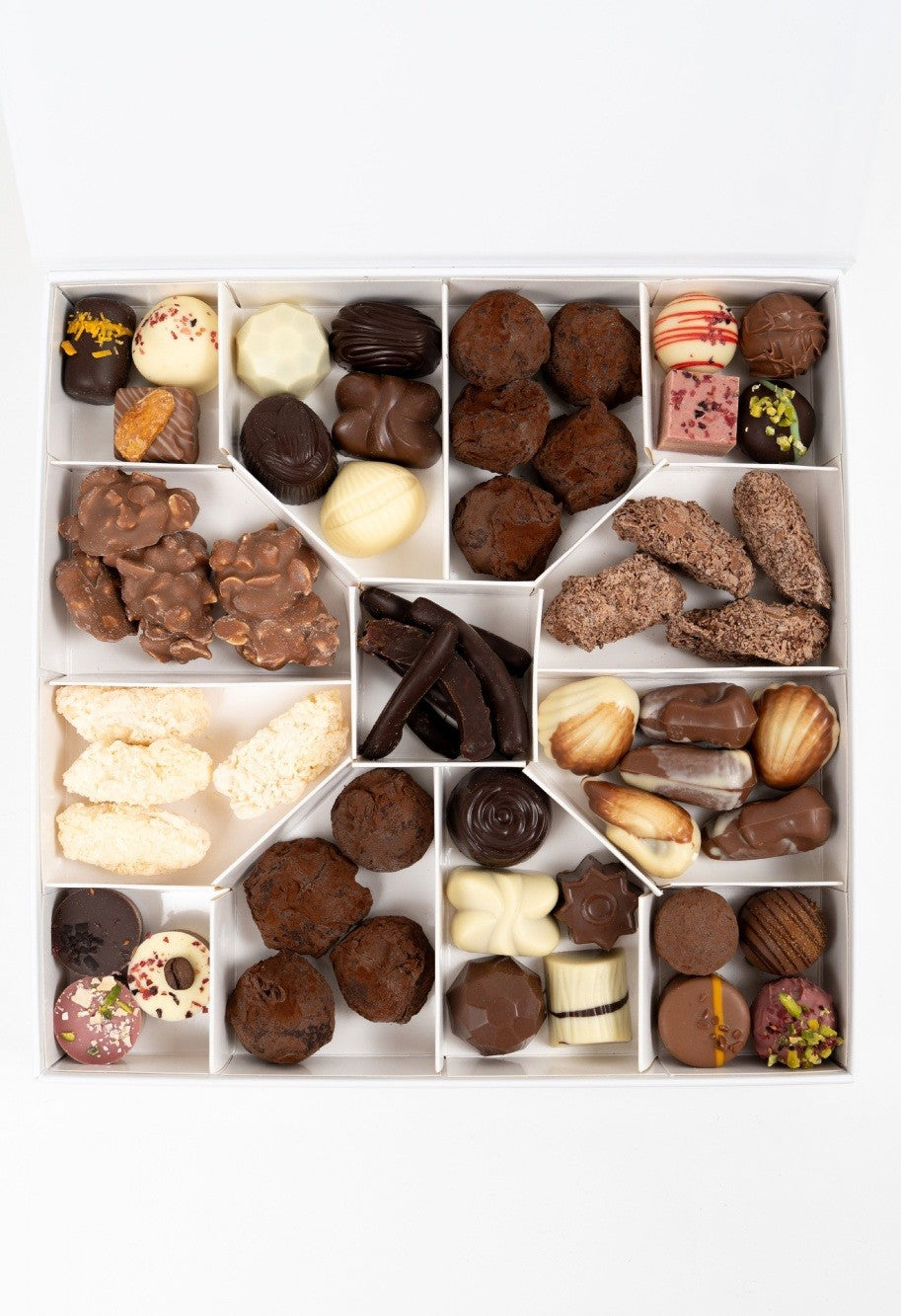 Coffret ouvert de chocolats assortis, truffes, orangettes et fruits de mer en chocolat