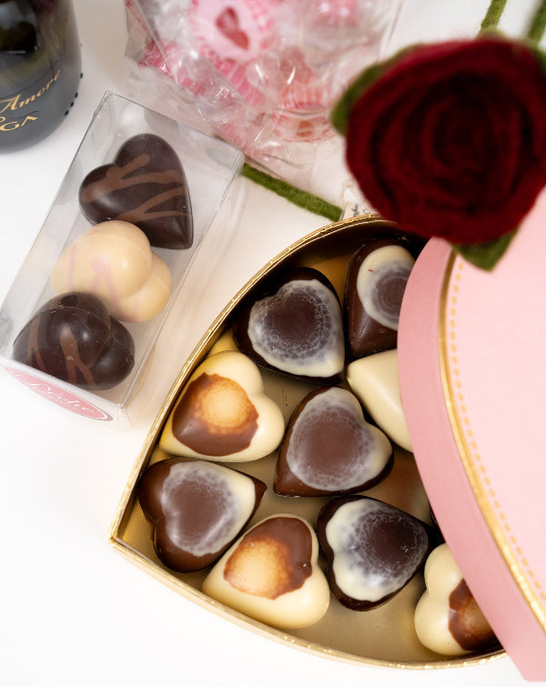 Coffret Cœur & Pétale avec Bottega Petalo, cœurs en chocolat, mini bonbons cœurs, rose Gry & Sif et coffret cadeau blanc