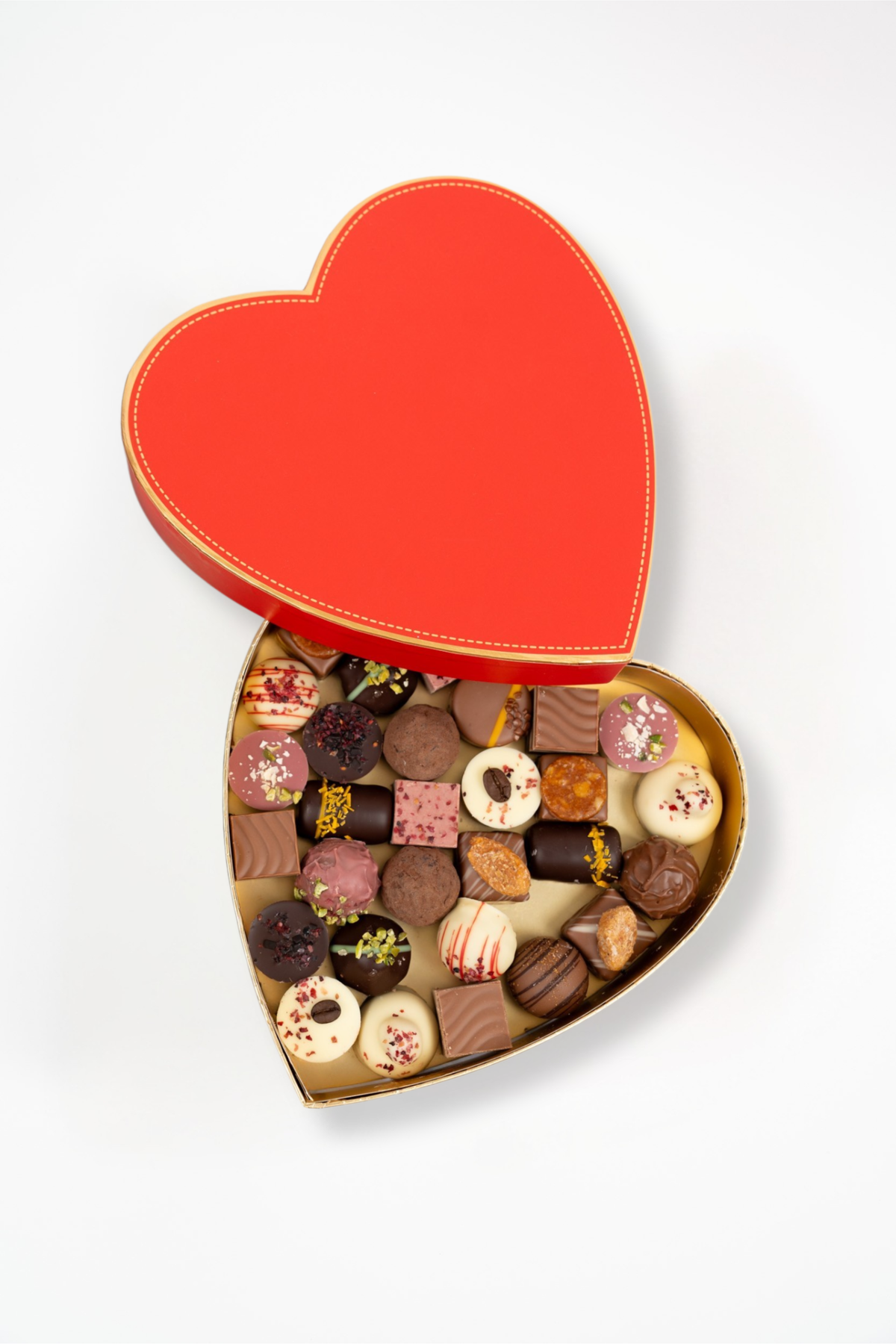Rode hartvormige doos met diverse ambachtelijke pralines