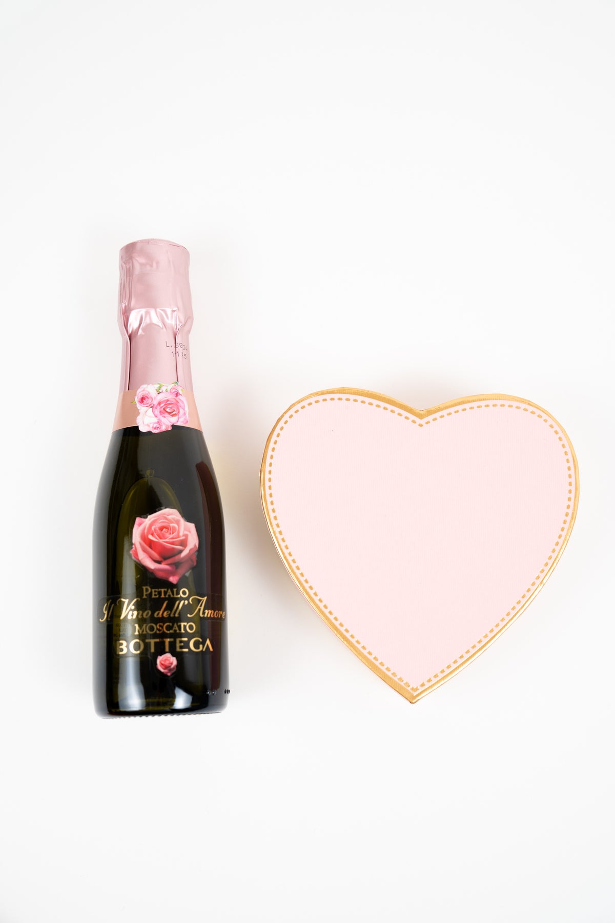 Boîte cœur vide accompagnée d’une bouteille de Moscato rosé, coffret cadeau élégant prêt à être garni
