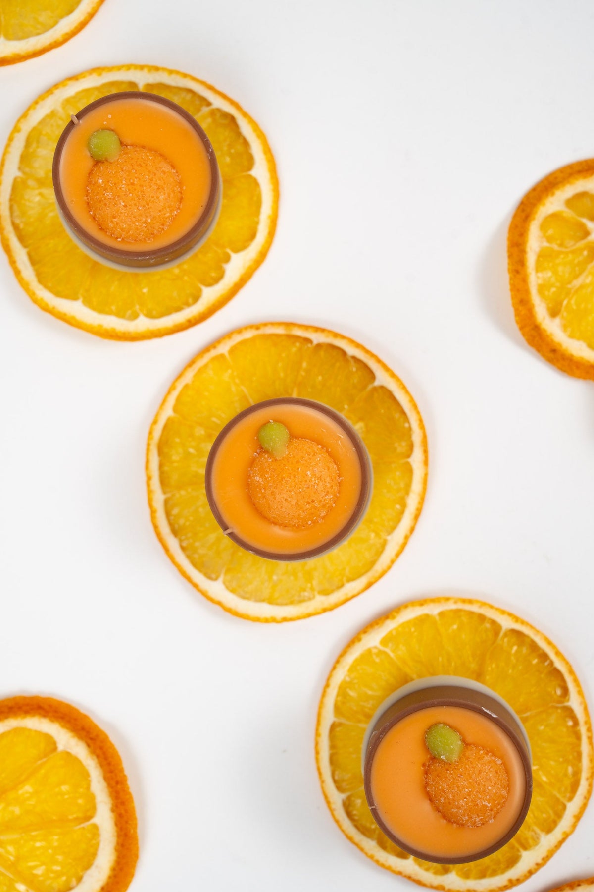Geschenkbox mit belgischen Milchschokoladen-Cups, gefüllt mit Orangenganache