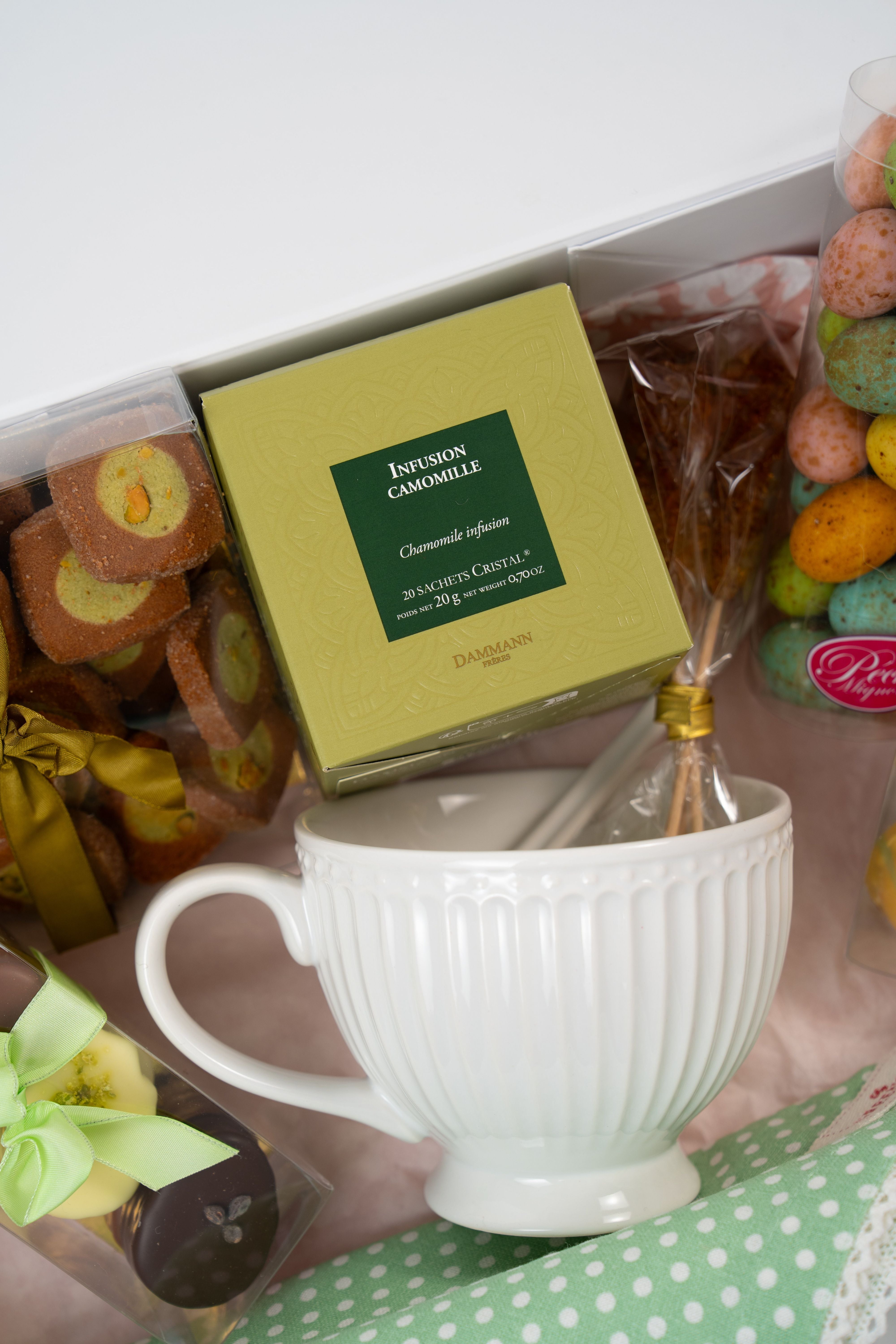 Pastel chocolate eggs and pralines included in Péché Mignon spring gift box