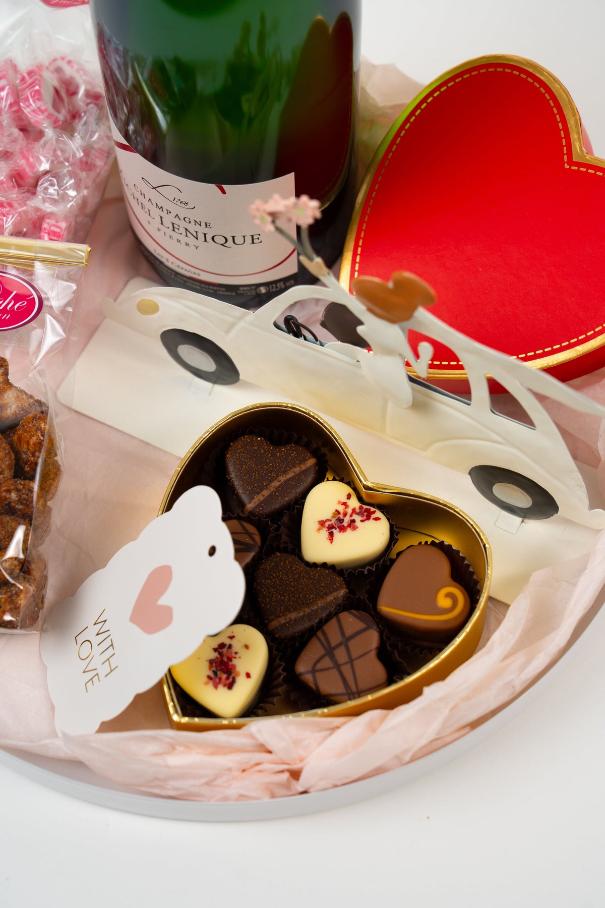 Cofre En Route vers l’Amour con champán, trufas corazón, almendras, caramelos y coche nupcial decorativo