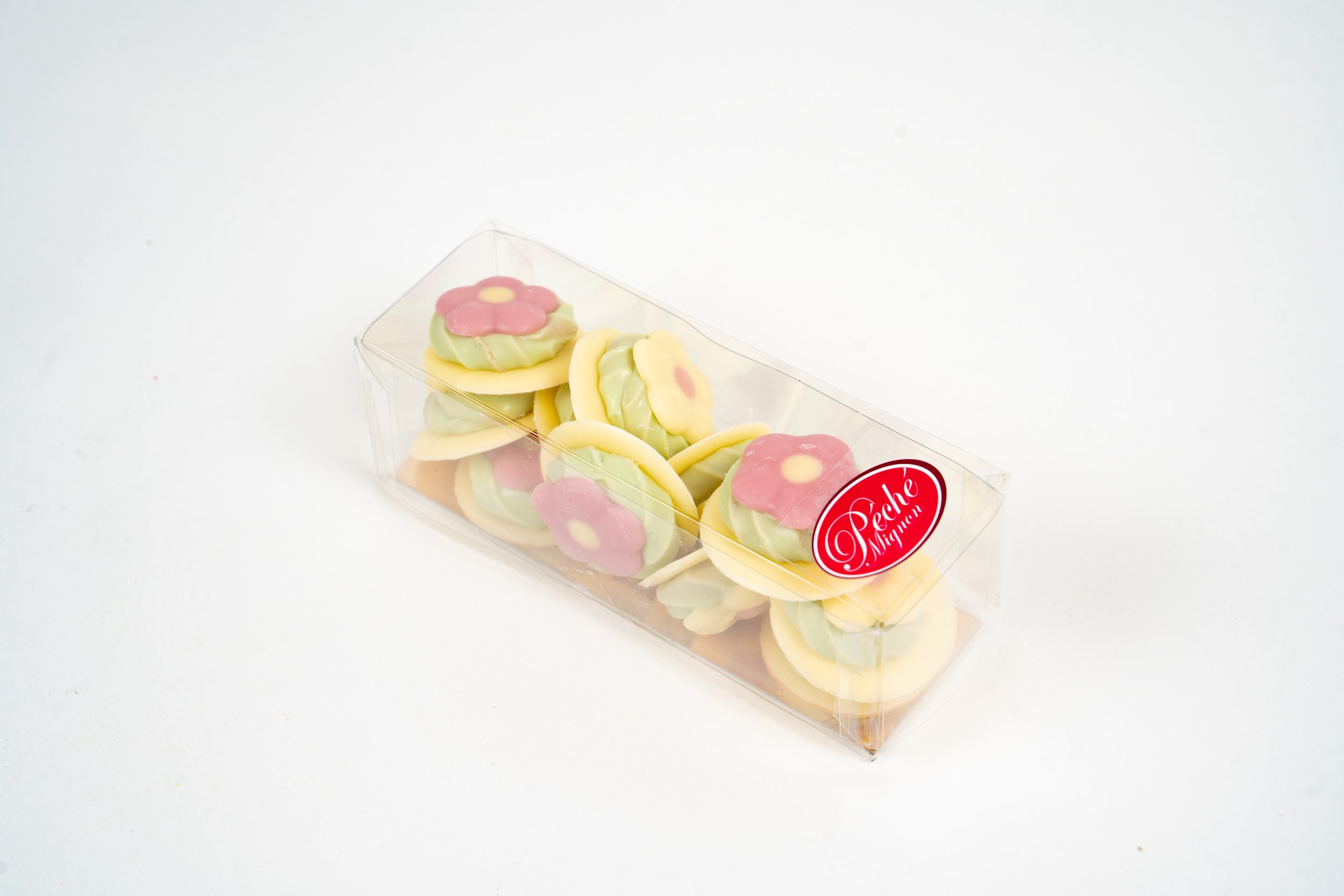 Geschenkdoos met Belgische melk-, witte en roze chocoladebloemen gevuld met pistache