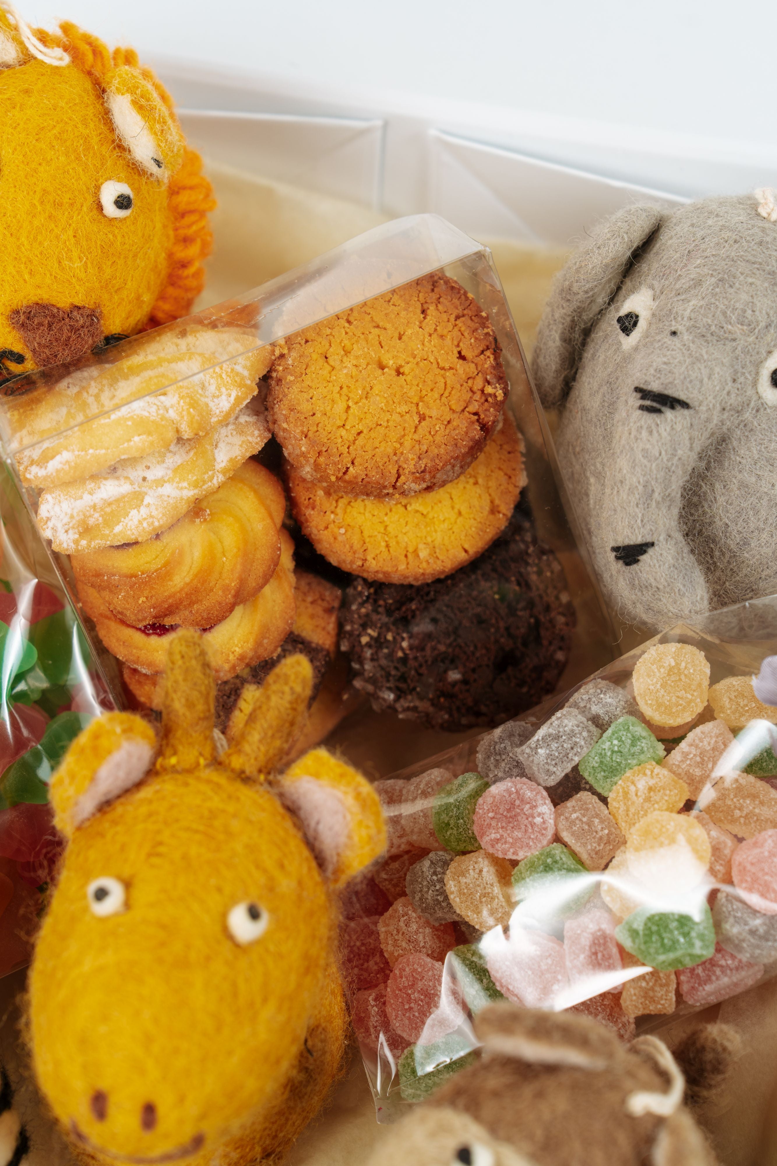 Coffret gourmand ludique avec biscuits et douceurs artisanales