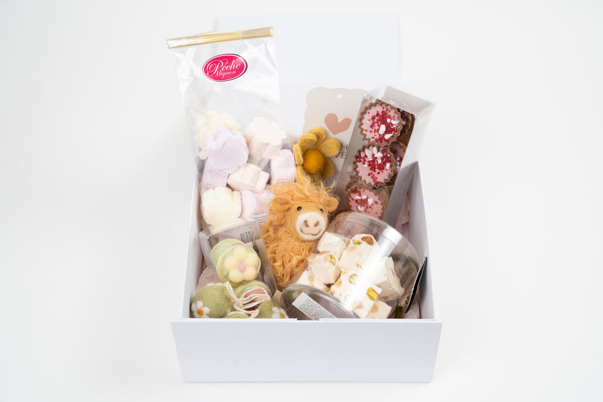 Coffret Jardin Gourmand ouvert avec assortiment de chocolats, nougat, guimauves et éléments décoratifs