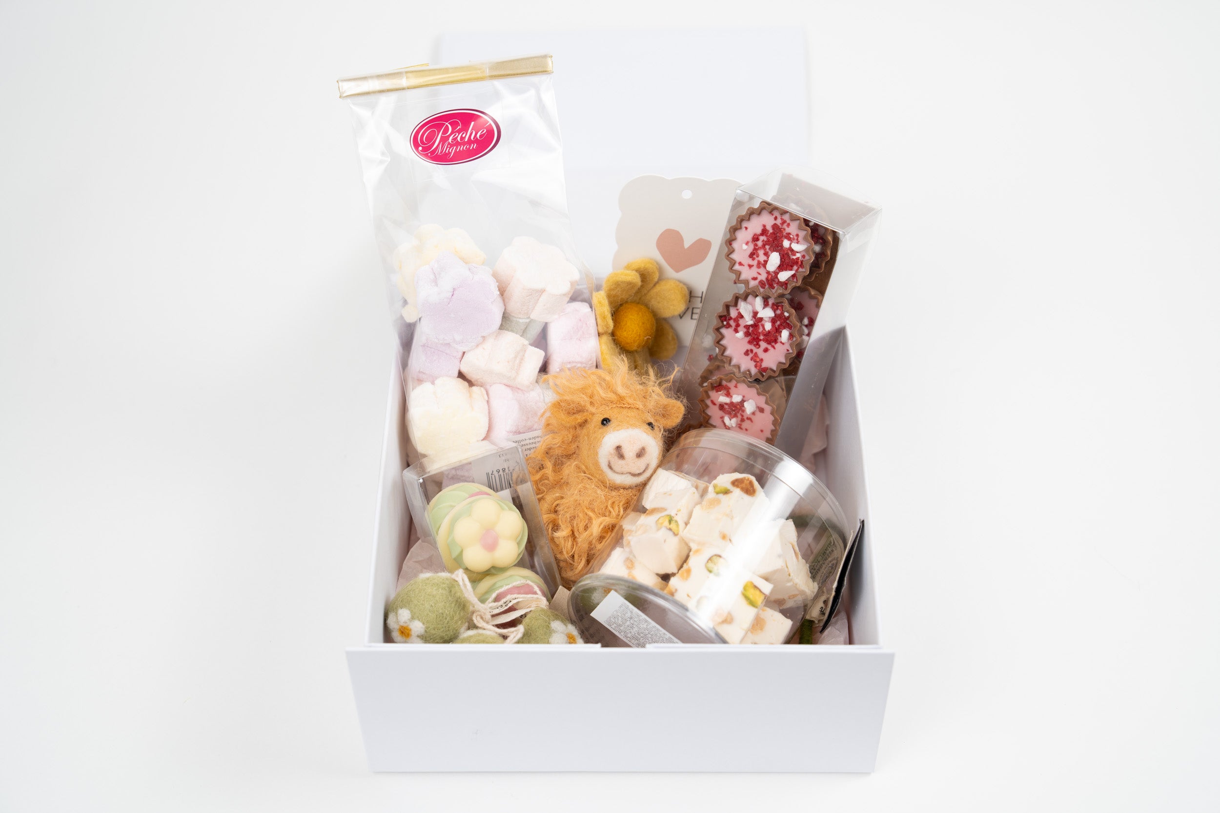 Coffret Jardin Gourmand ouvert avec assortiment de chocolats, nougat, guimauves et éléments décoratifs