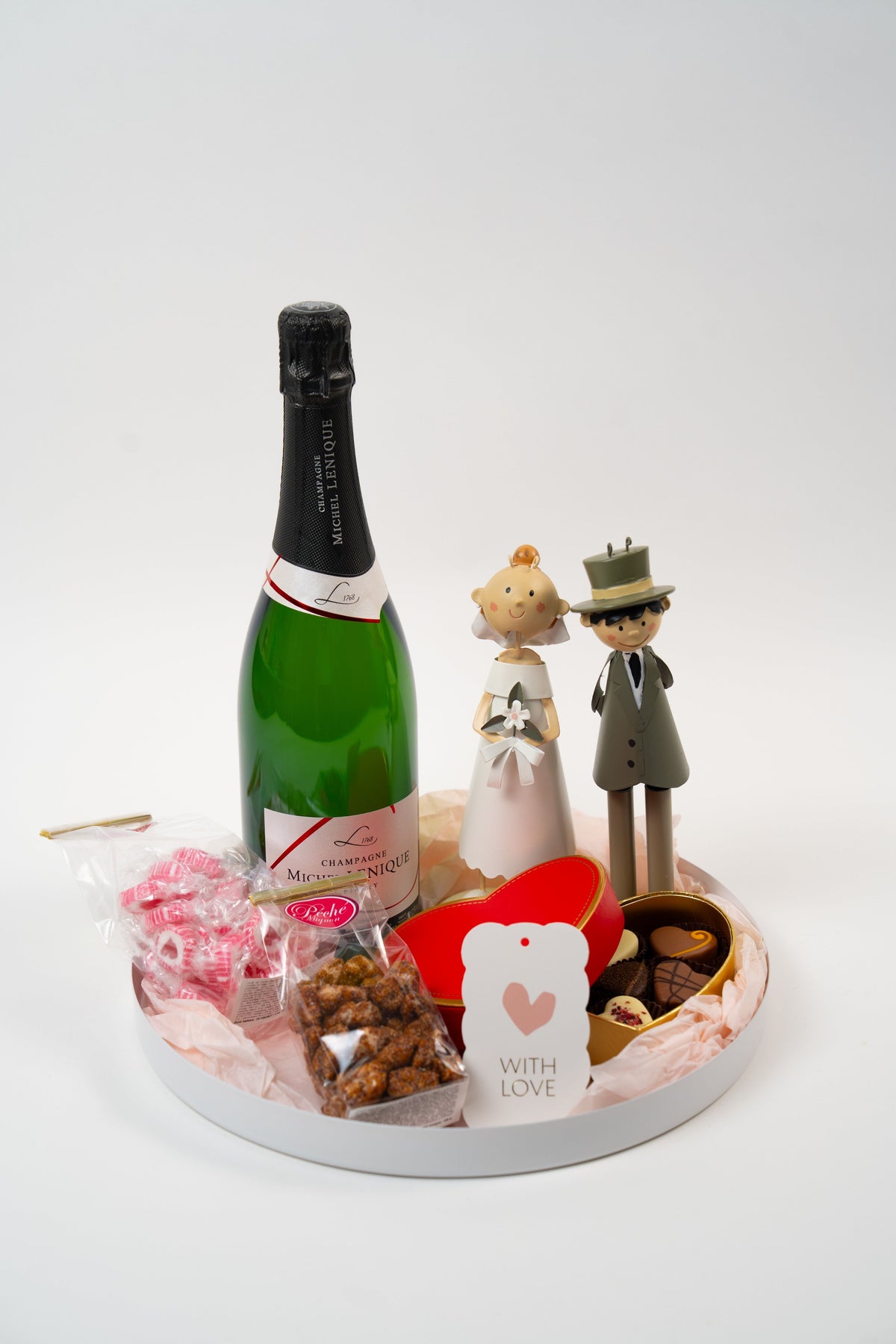 Coffret Mariés Bulles & Douceurs avec champagne, truffes cœur, amandes, bonbons et figurines de mariés