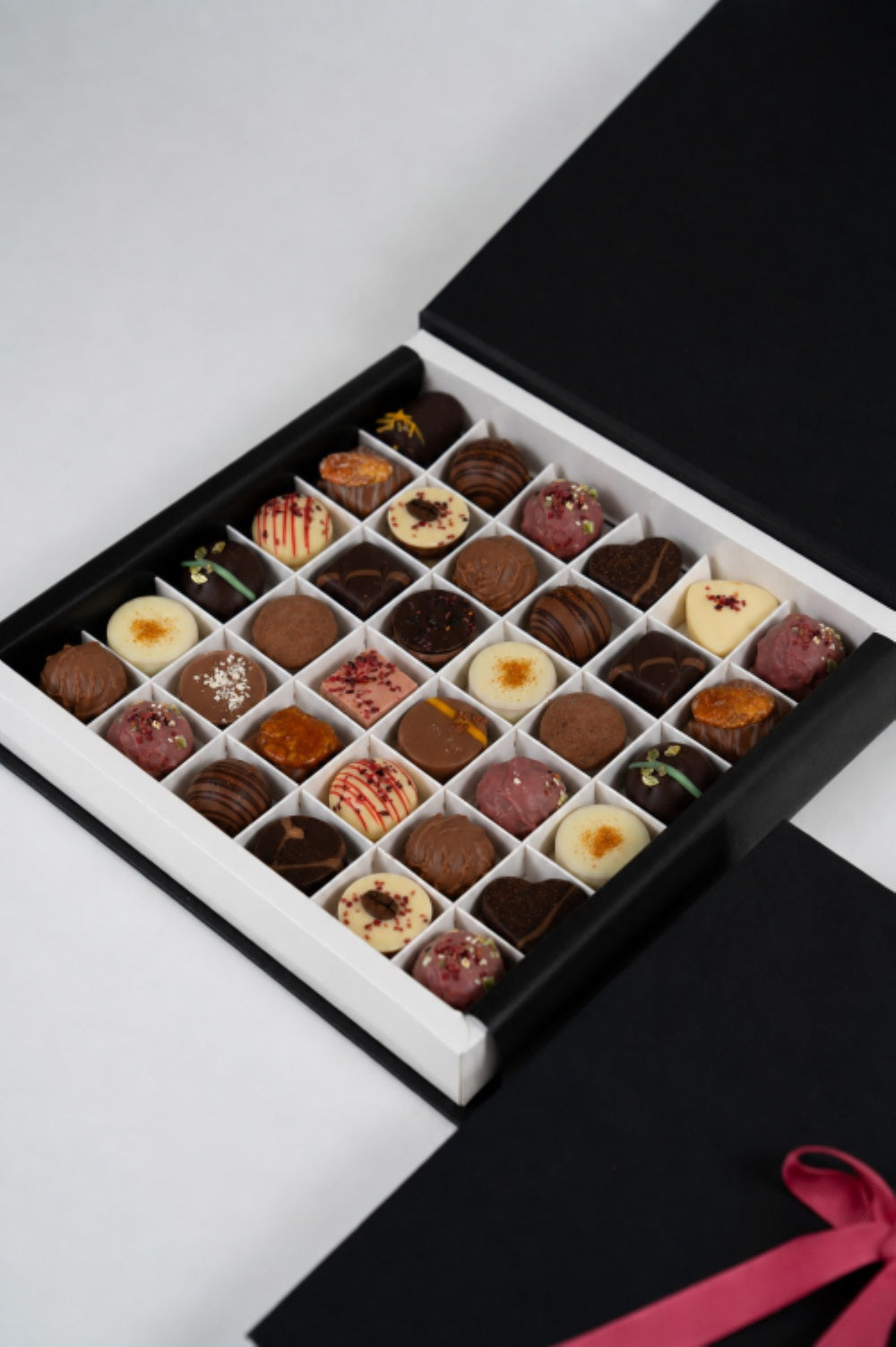 Coffret Nessi 430 g ouvert présentant 36 pralines artisanales assorties 