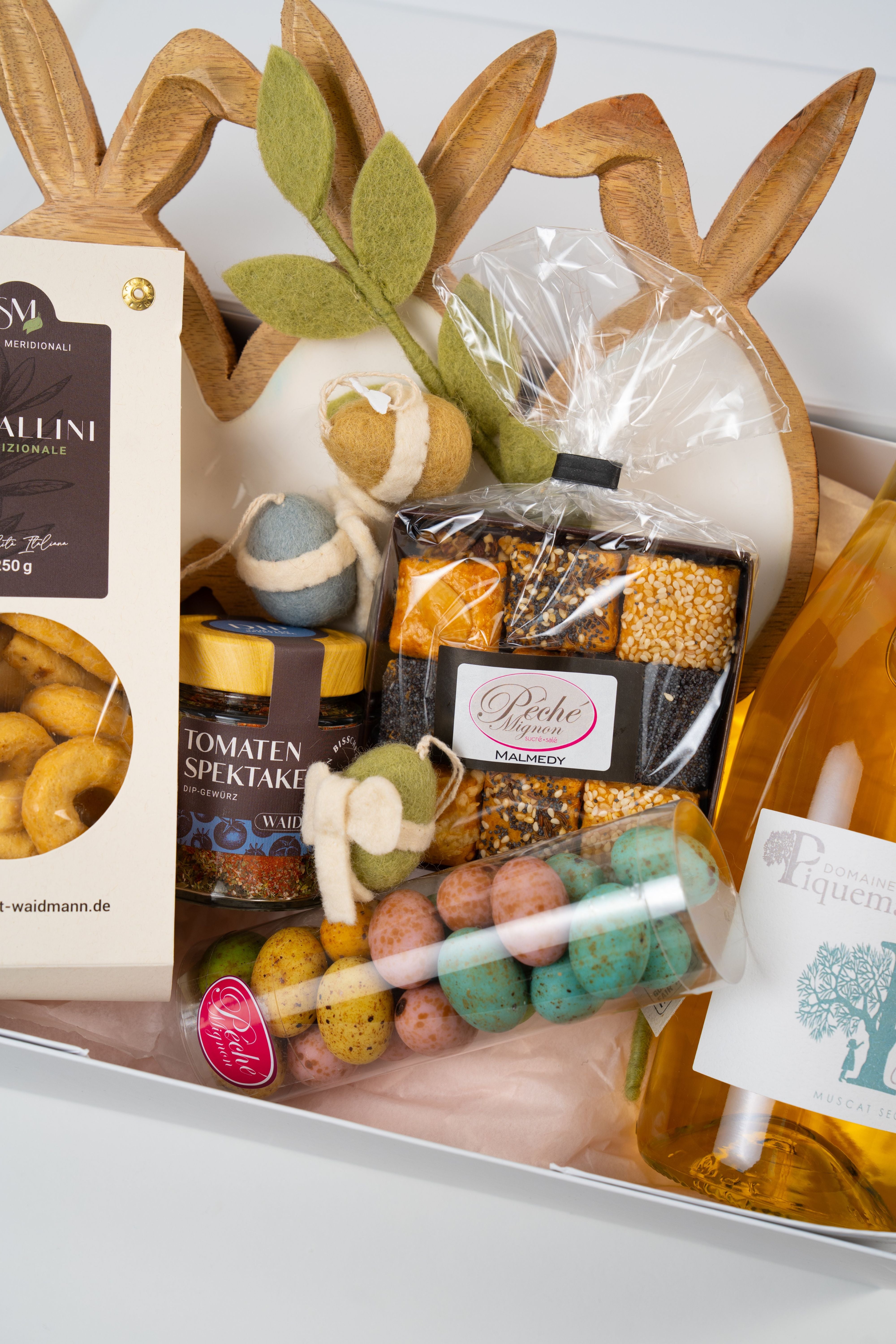 Plateau décoratif en bois motif lapin dans coffret cadeau de Pâques