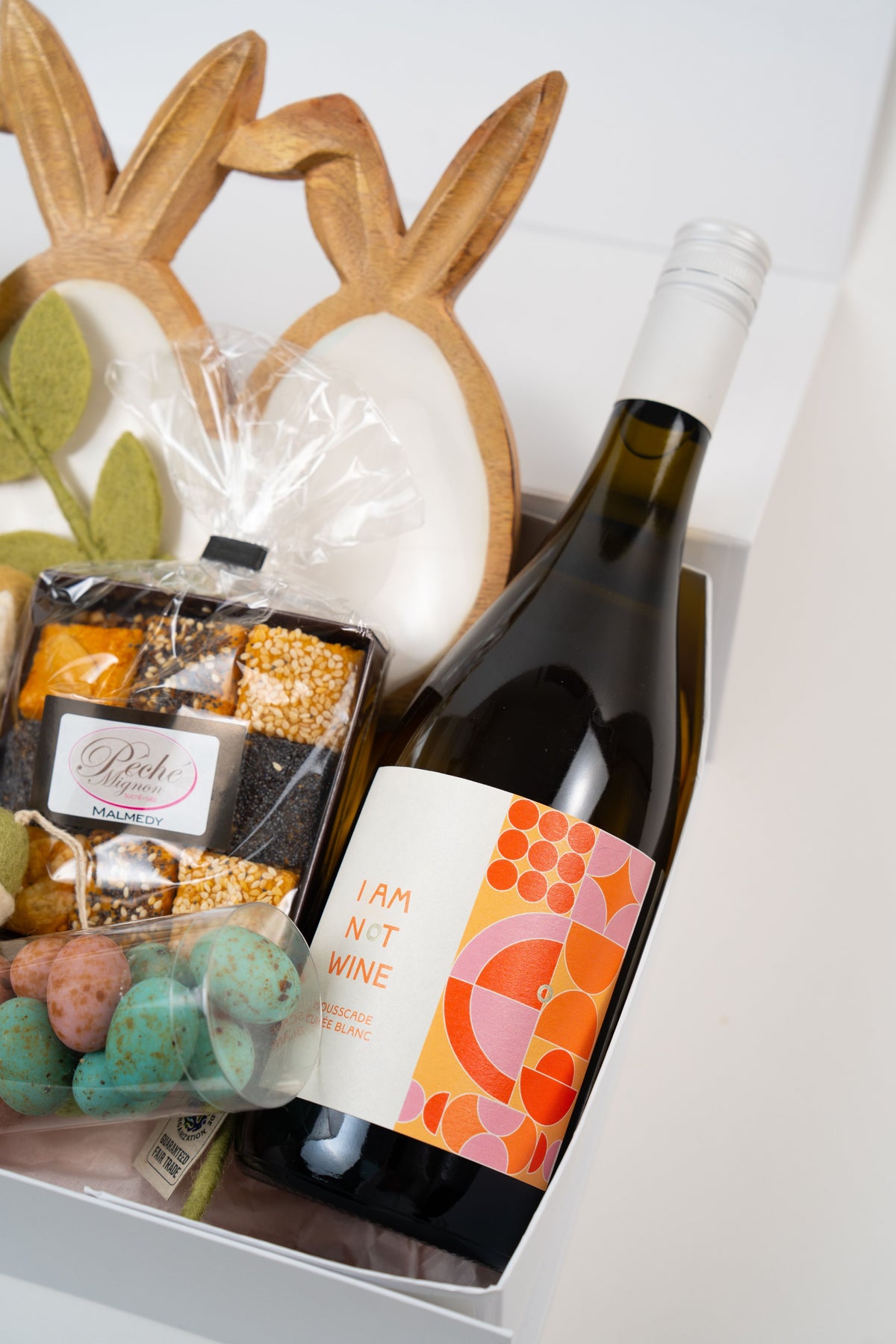 Coffret cadeau de Pâques gourmand avec vin pétillant sans alcool et douceurs