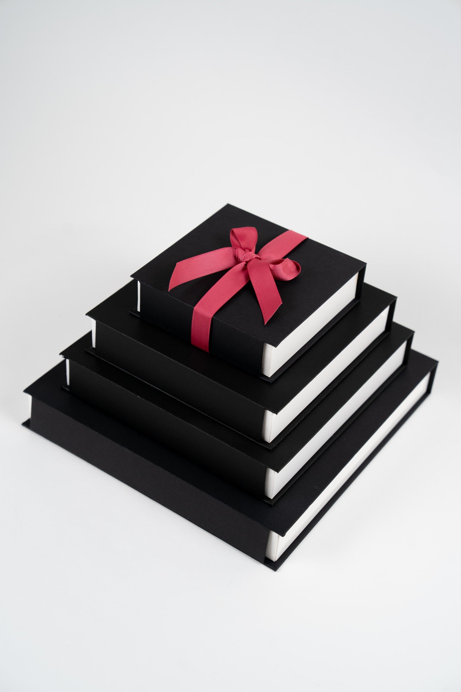Coffret de pralines artisanales 105 g Péché Mignon présenté avec les différents formats de la collection