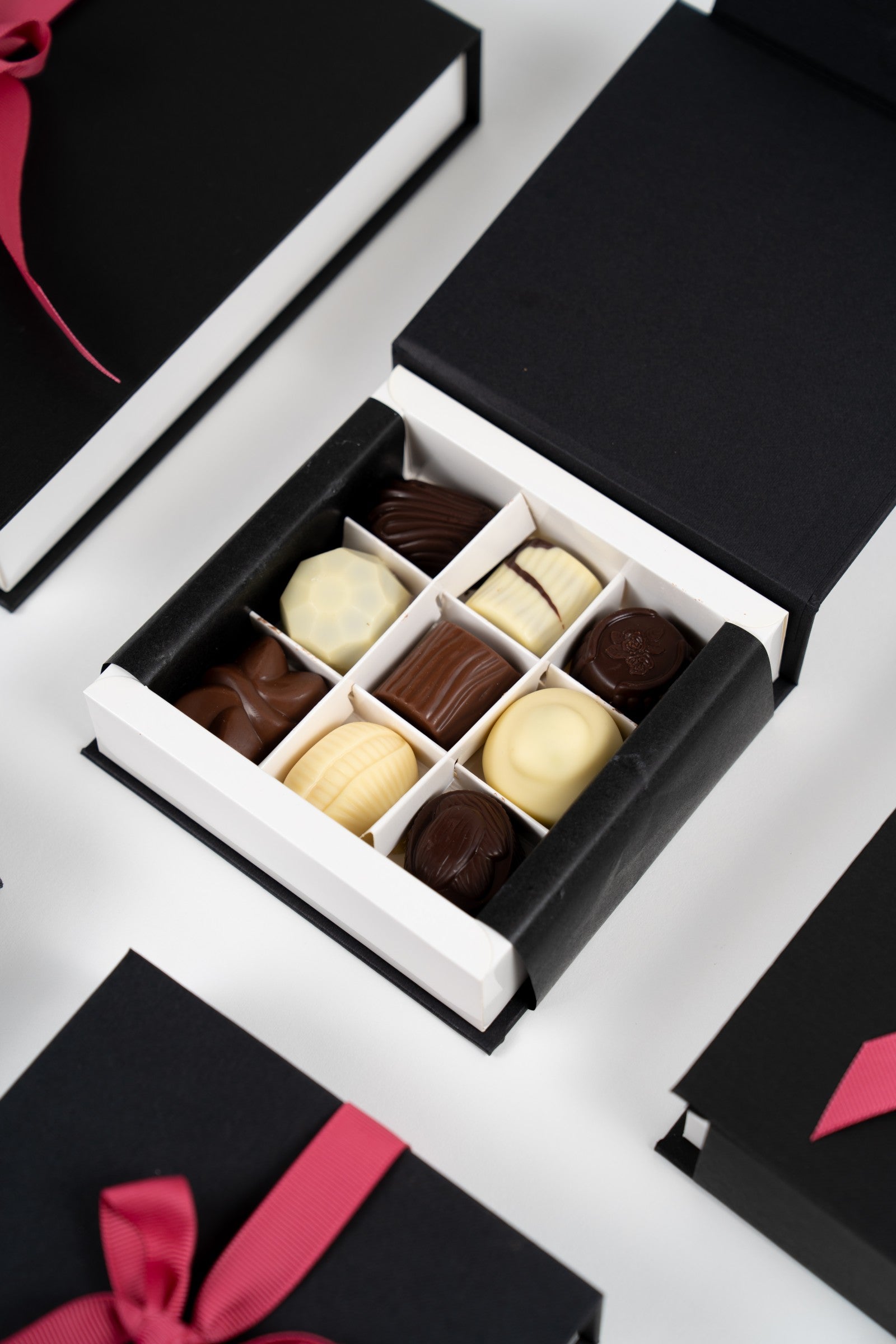 Coffret de pralines artisanales belges 105 g présenté ouvert