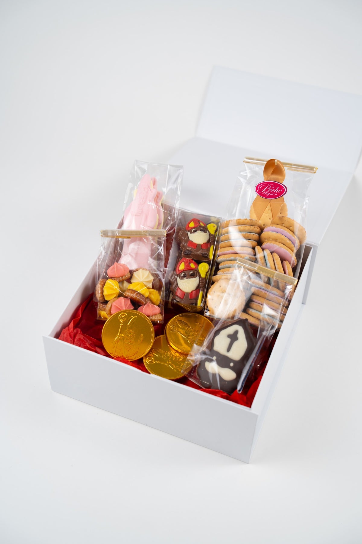 Coffret Saint-Nicolas Enfant Péché Mignon ouvert, avec chocolats, guimauves, pic-nics assortis et médailles en chocolat.