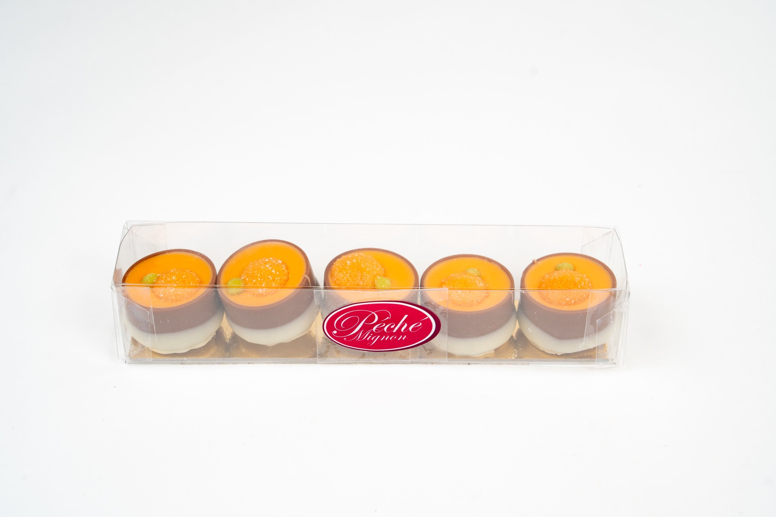 Copas de chocolate belga con ganache de naranja presentadas con rodajas de naranja