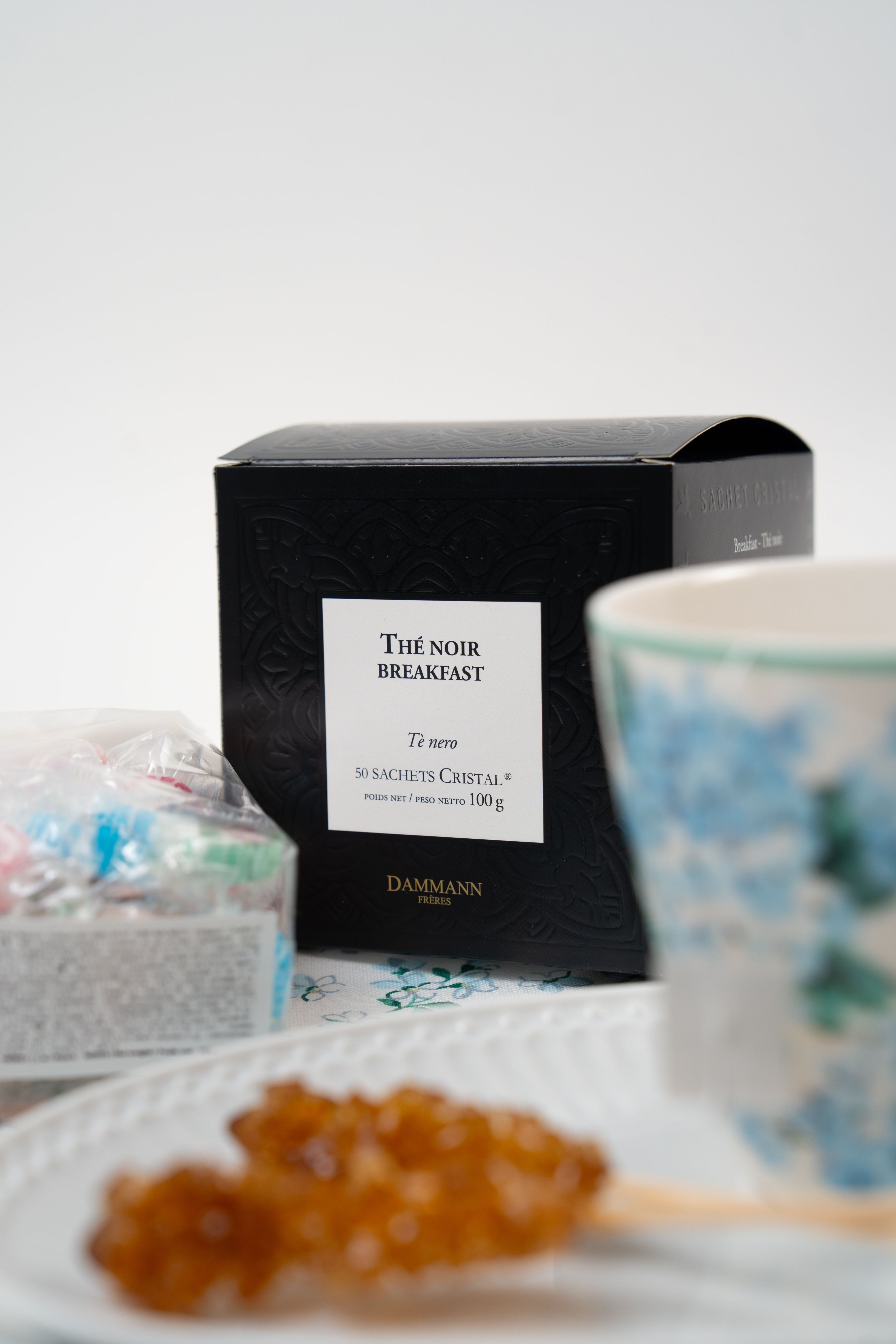 Dammann breakfast tea box included in Péché Mignon tea and biscuit gift set