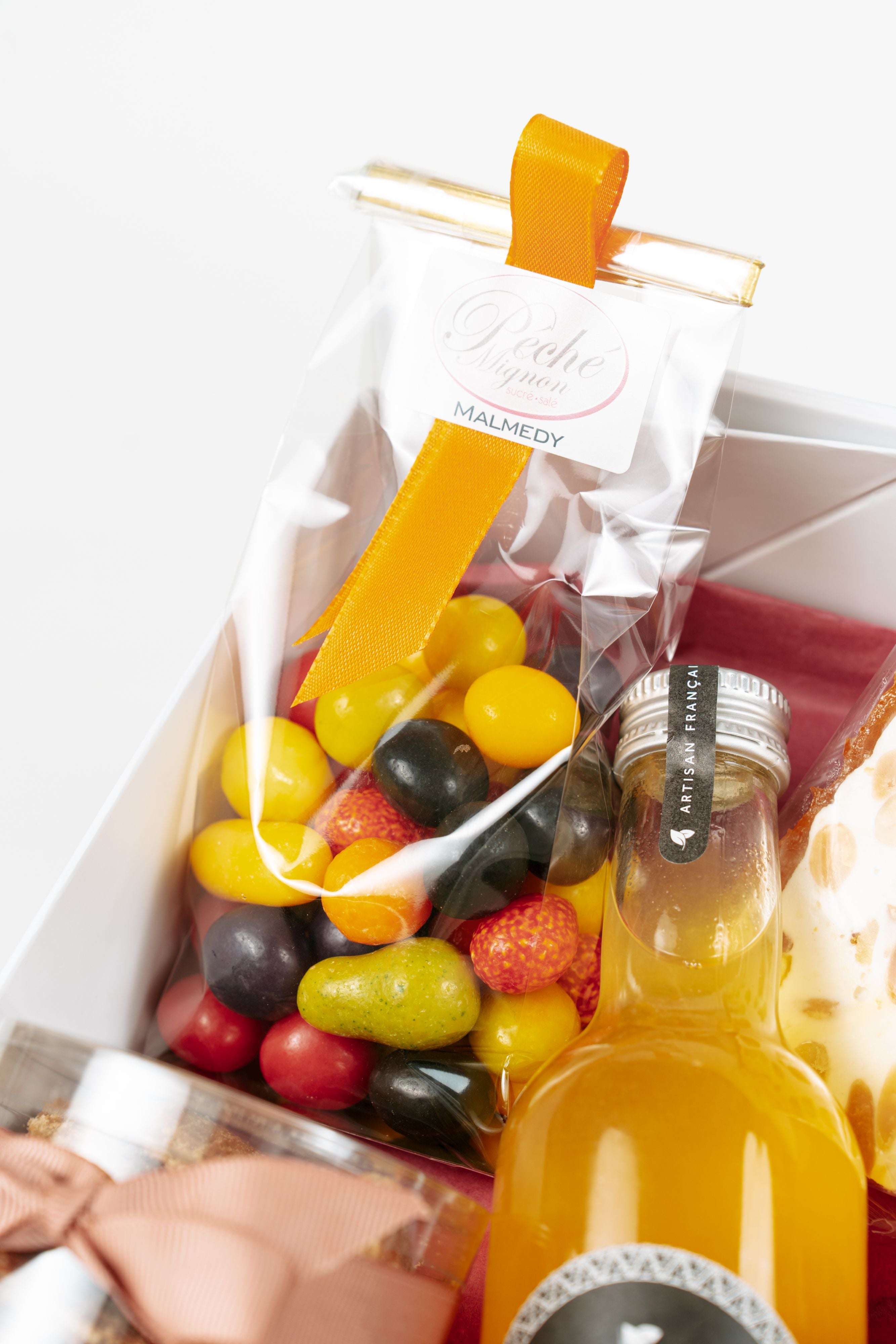 Détail coffret gourmand avec jus d’ananas et confiseries