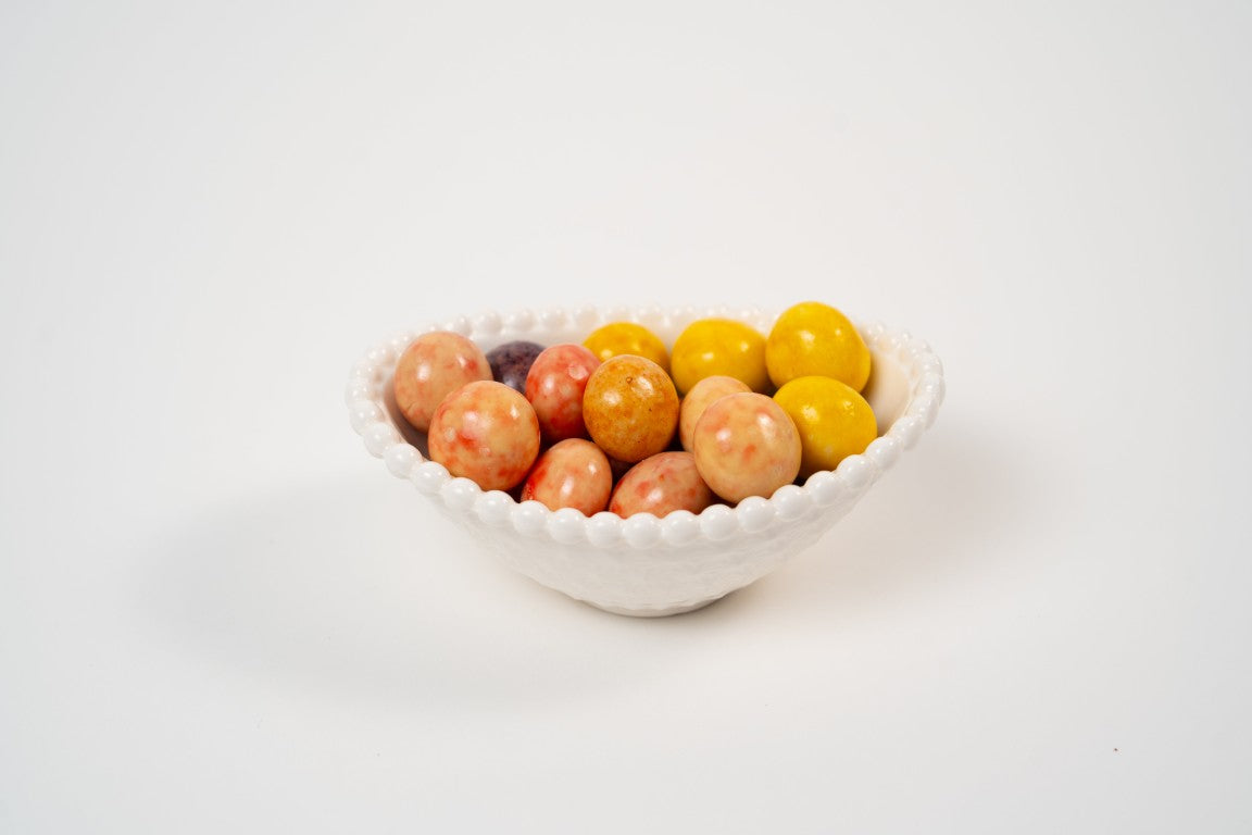 assortiment de dragées réglisse colorées disposées sur fond clair