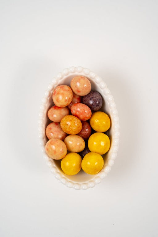 dragées de réglisse molle colorées enrobées de yaourt et fruits dans un bol