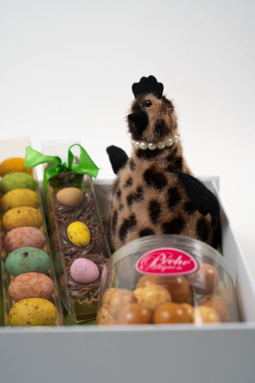 Zoom sur les œufs de Pâques artisanaux au praliné nougat, texture fondante et chocolat de qualité supérieure.