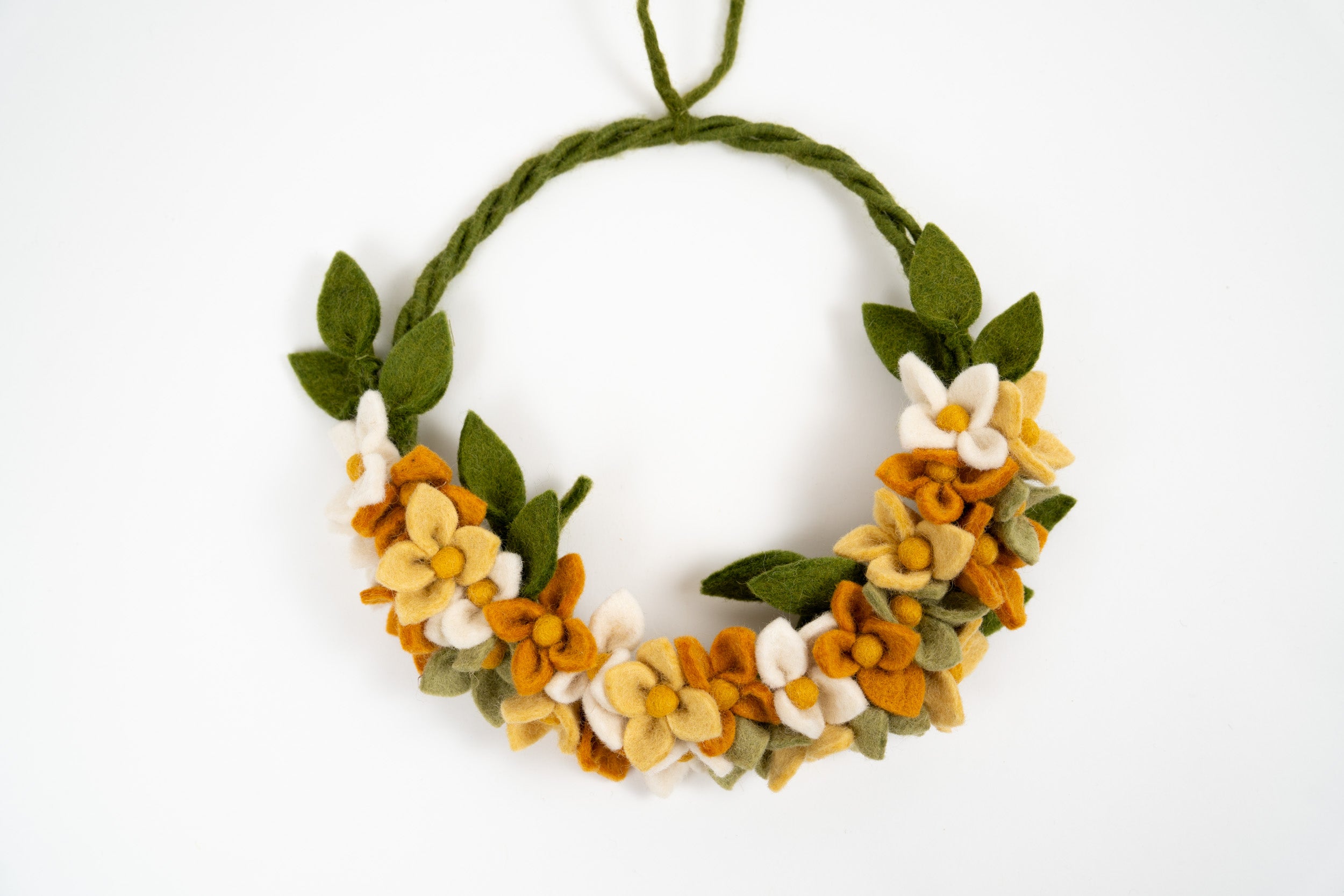 Couronne florale Gry & Sif en feutre jaune, blanc et vert sur fond blanc.