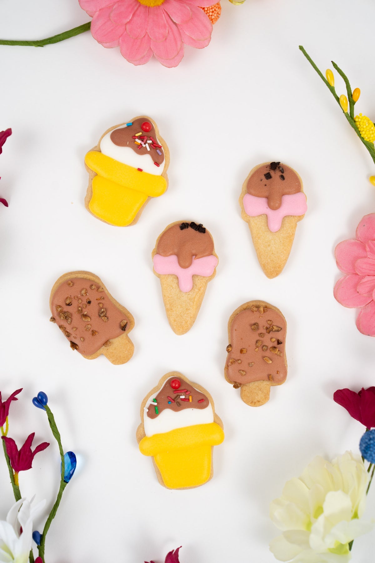 Hand-decorated ice cream shaped biscuit with icing and sprinkles by Péché Mignon