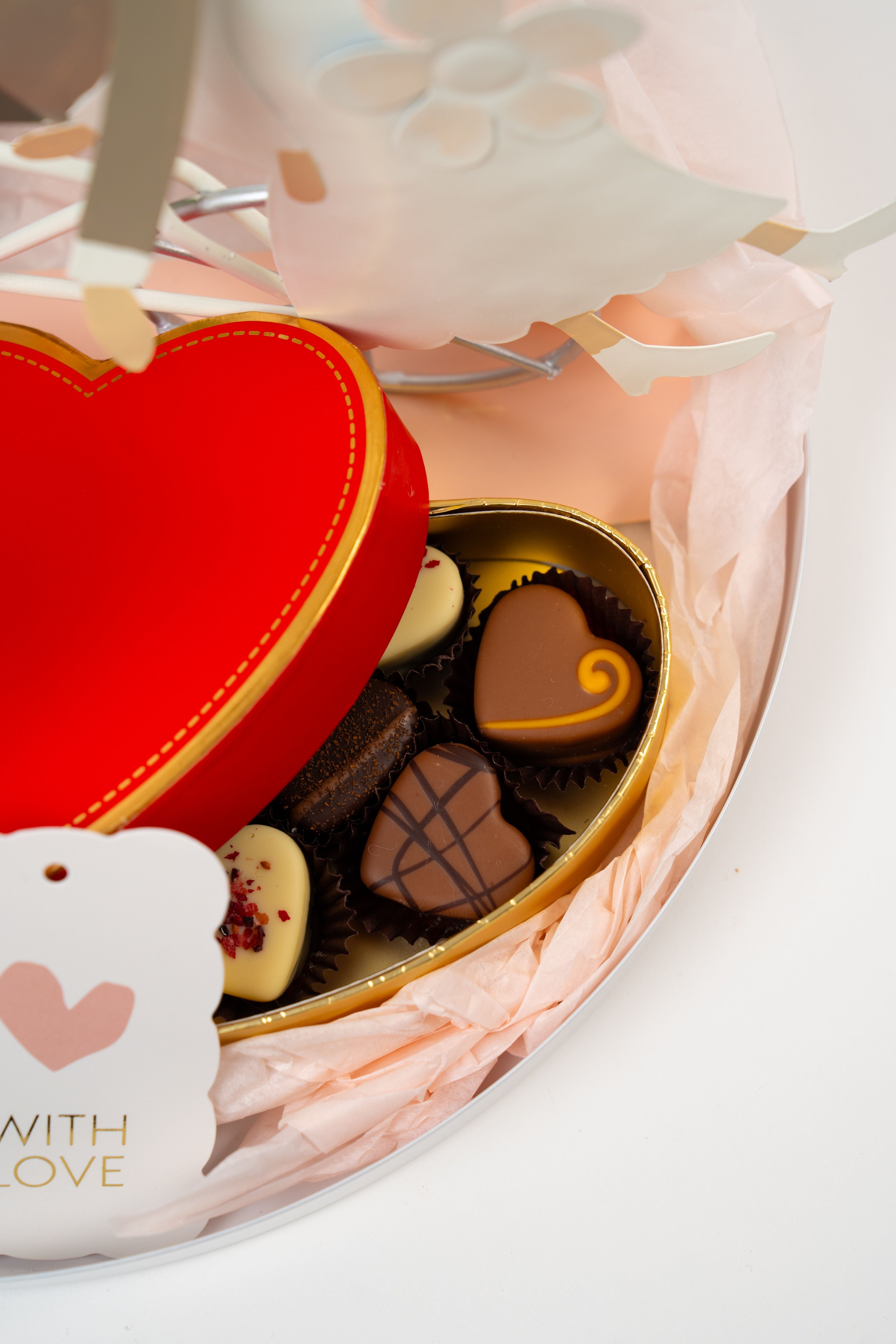 Gourmet candies and chocolate almonds in a romantic gift set by Péché Mignon.