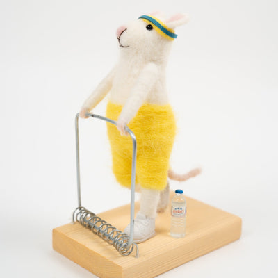 Figurine lapin décorative avec robe fleurie dans un style élégant et printanier.