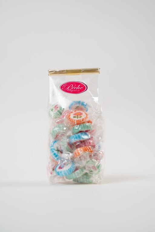 mélange de mini bonbons fruités dans un bocal transparent