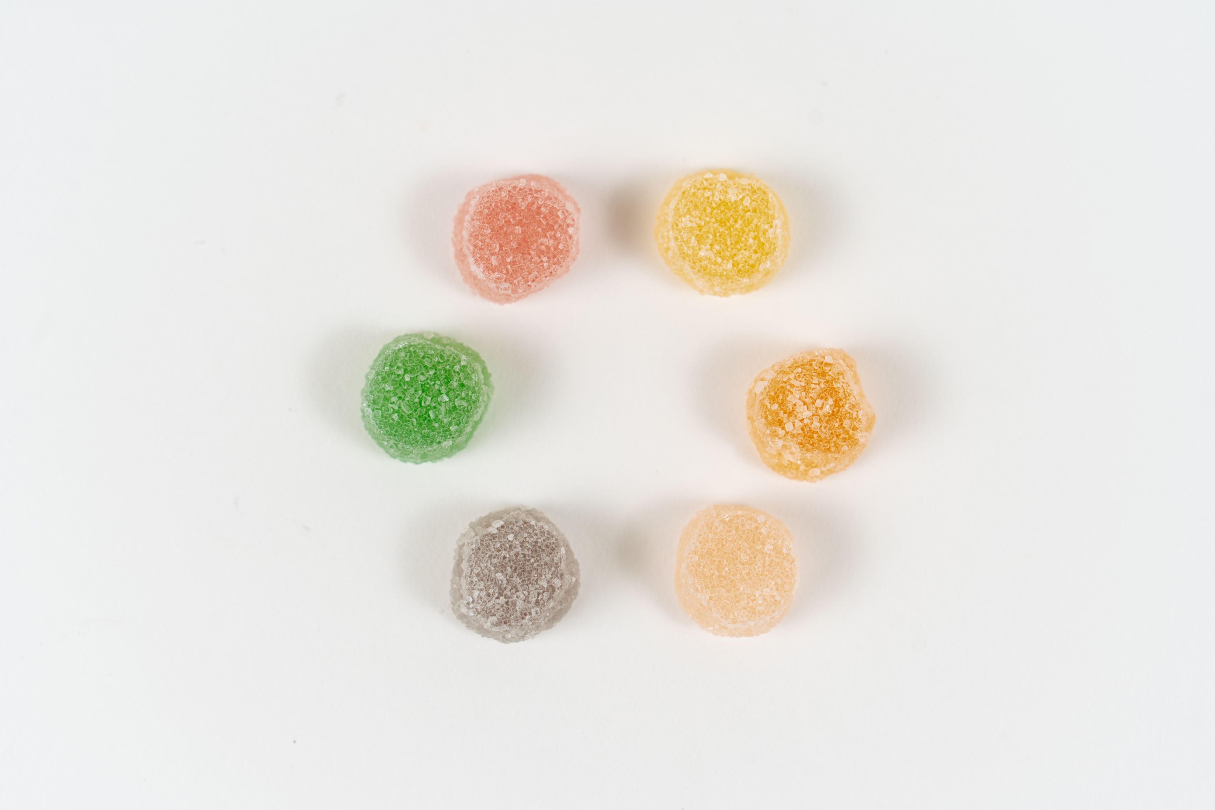 Assortiment de bonbons fruités colorés en détail Péché Mignon