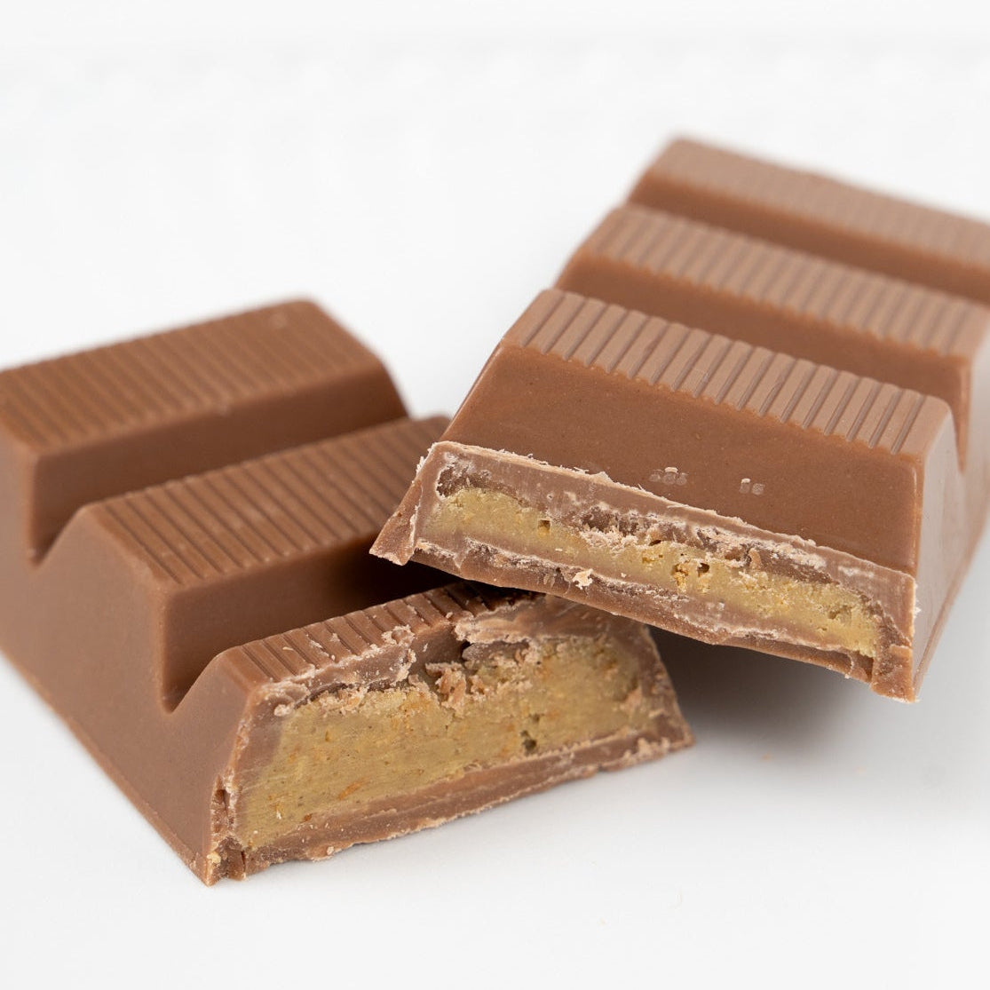 Milk chocolate bar filled with pistachio cream and crispy kadayif centre