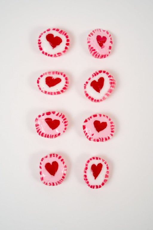 mini bonbons en forme de coeur rouges et blancs avec texture croquante