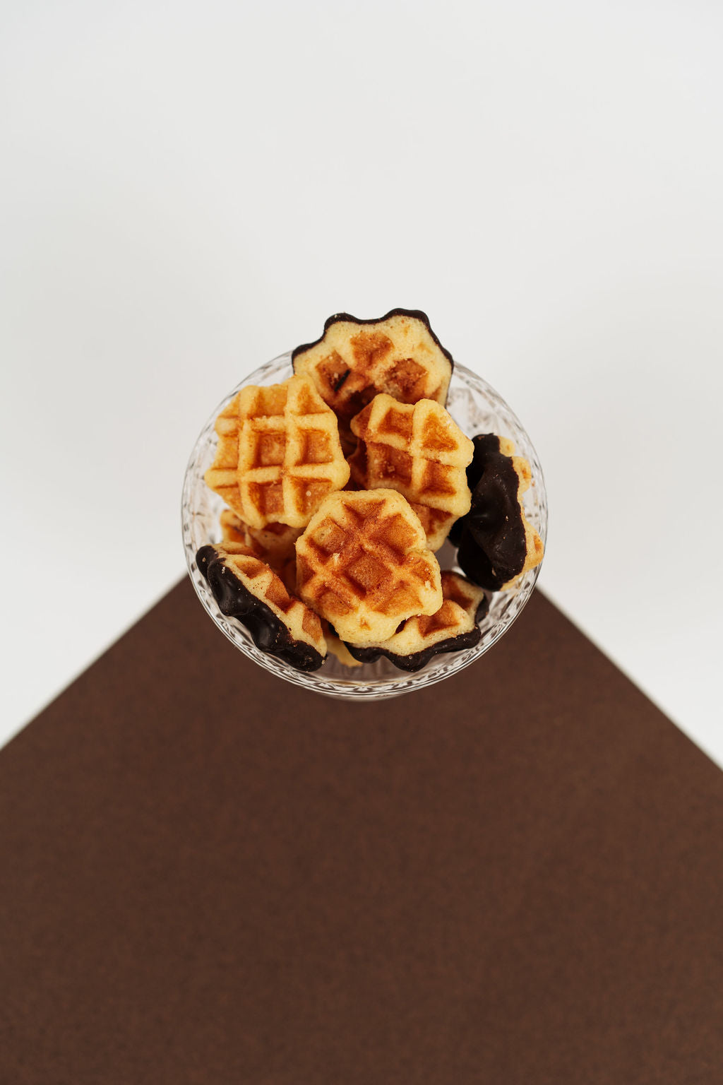 Mini gaufres artisanales au beurre et chocolat présentées dans un bol – Péché Mignon