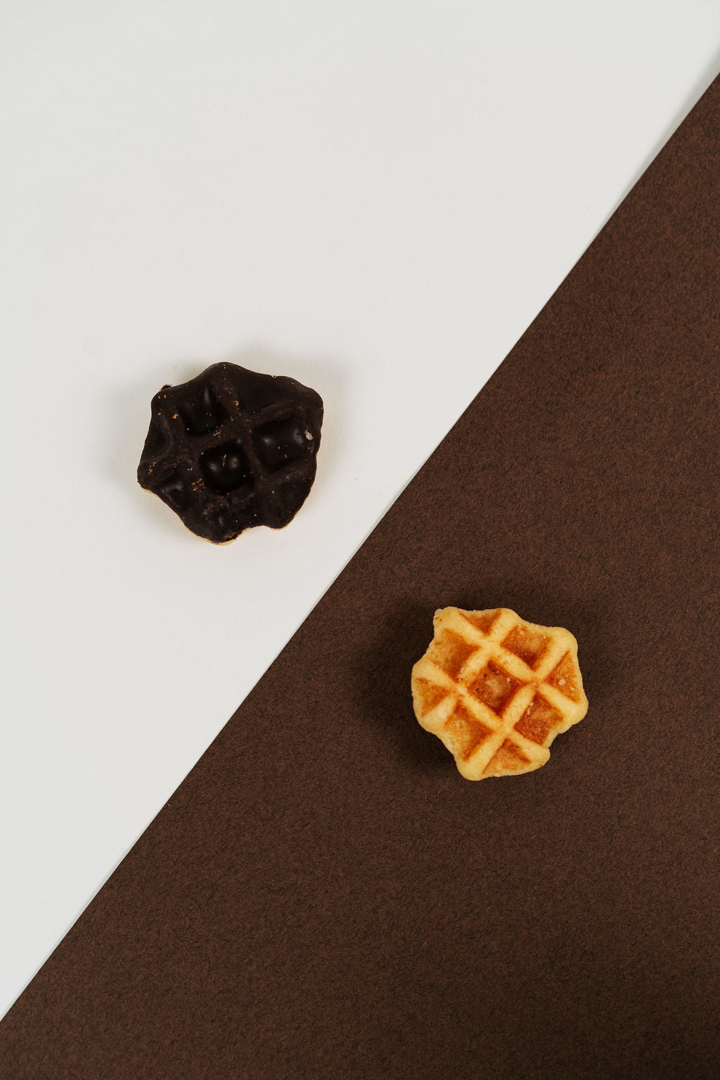 Mini gaufres au beurre avec enrobage chocolat sur fond minimaliste – détail produit Péché Mignon