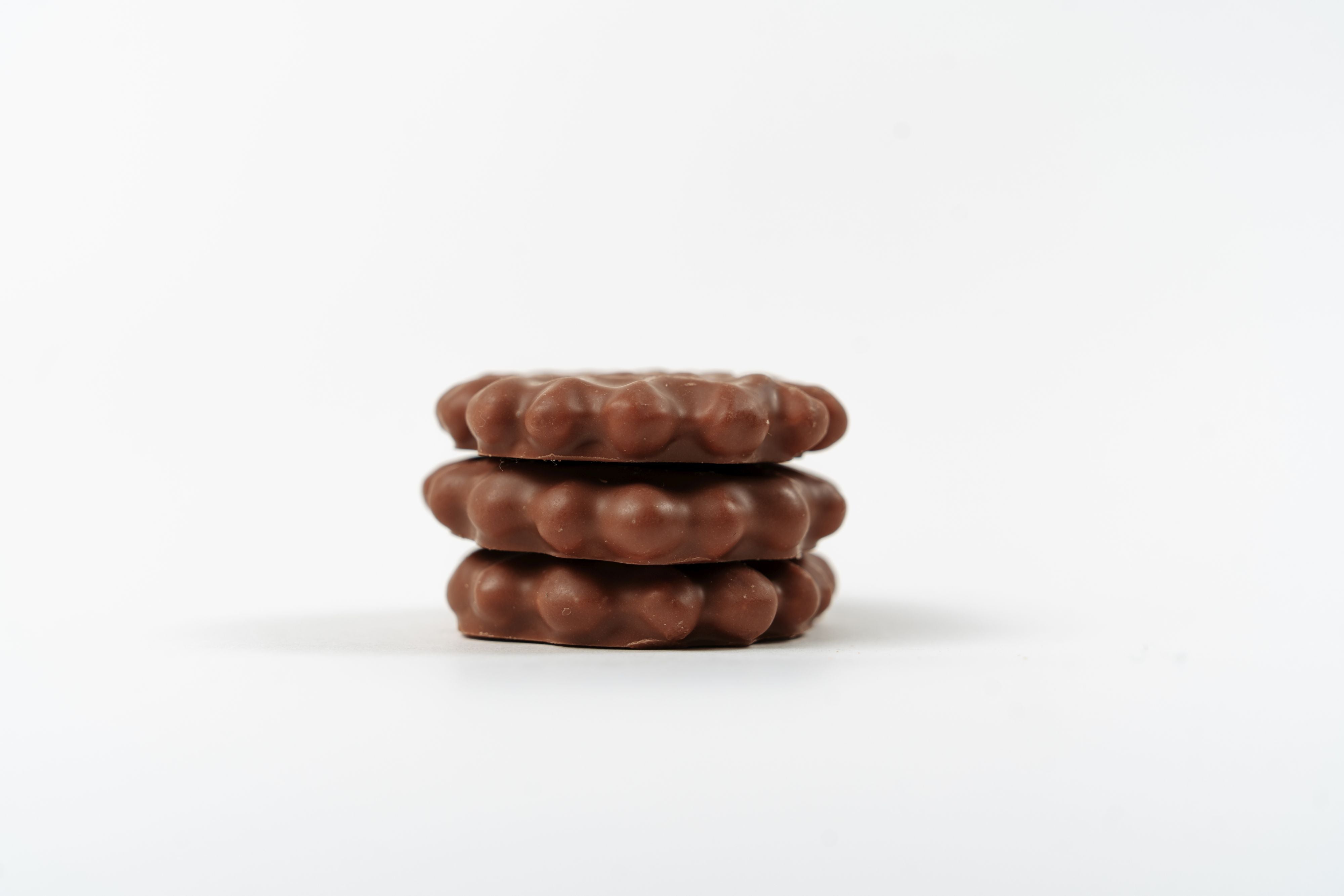 Détail de mini gaufres au chocolat au lait texture croustillante Péché Mignon