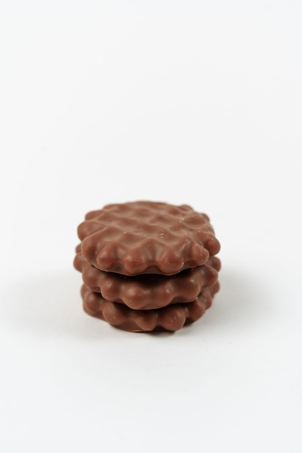 Mini gaufres croustillantes enrobées de chocolat au lait empilées Péché Mignon