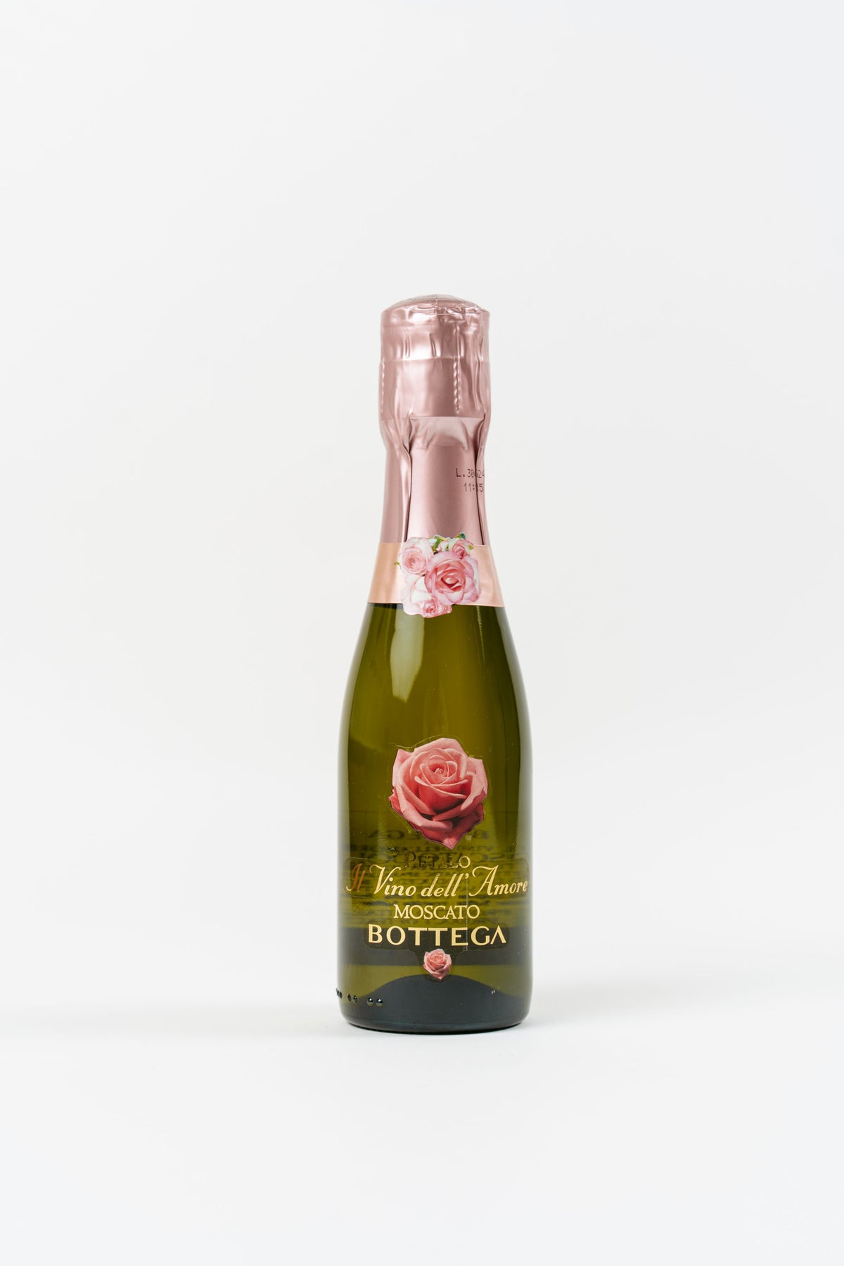 Bouteille de Moscato pétillant Petalo Vino dell’Amore 20cl sur fond blanc