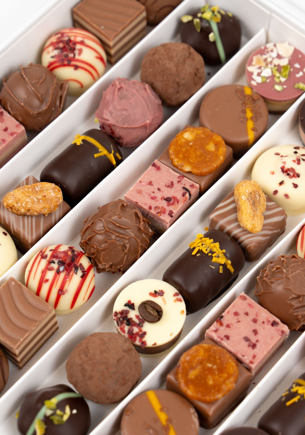 Détail du grand coffret Nessi avec pralines artisanales, ganaches et truffes assorties