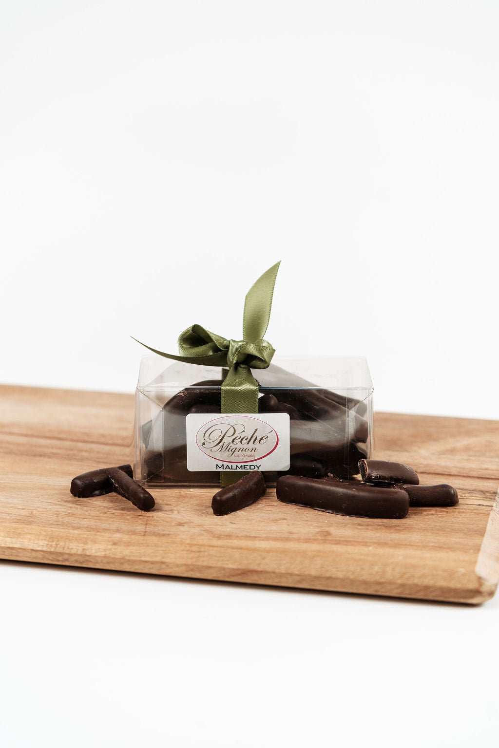 Orangettes artisanales au chocolat noir sur planche de service en bois